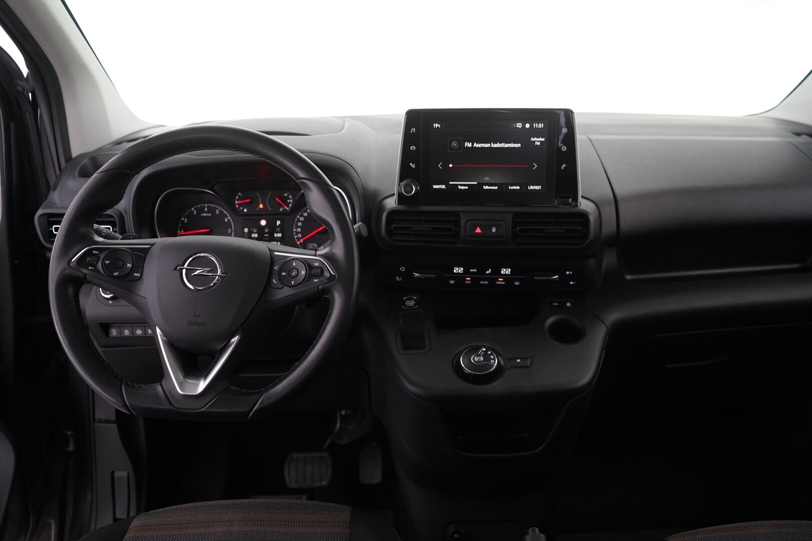 Opel Combo 2019 1.5 DTH Life Innovation Start/Stop 96 kW AT8 *Webasto / Lasikatto / 360 kamera / Vakkari / BT / Carplay / Blis* - Suomi-auto / Viimeisin huolto 8/2025 / Kahdet renkaat + vanteet / Jakopää 2024!