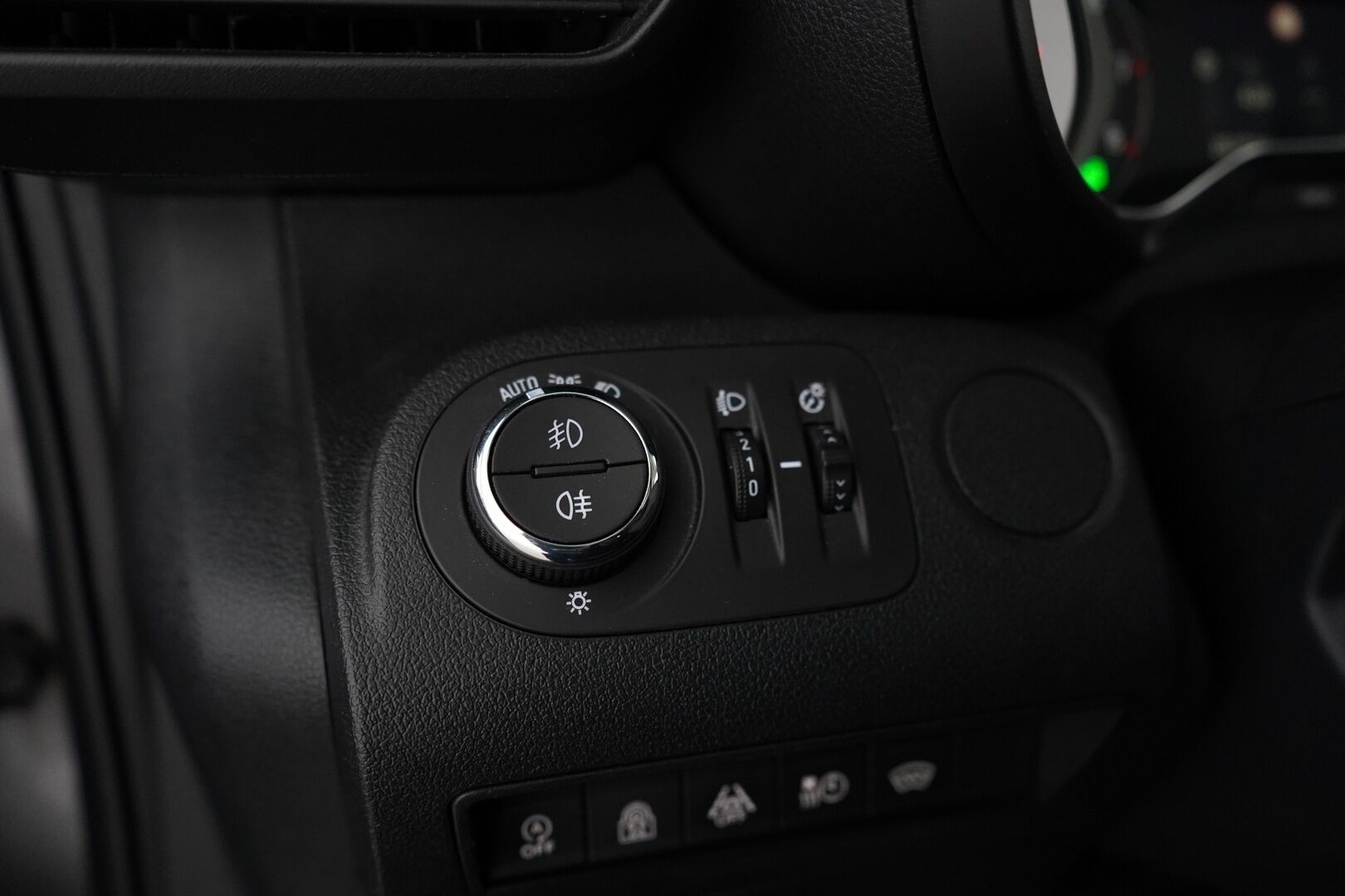 Opel Combo 2019 1.5 DTH Life Innovation Start/Stop 96 kW AT8 *Webasto / Lasikatto / 360 kamera / Vakkari / BT / Carplay / Blis* - Suomi-auto / Viimeisin huolto 8/2025 / Kahdet renkaat + vanteet / Jakopää 2024!