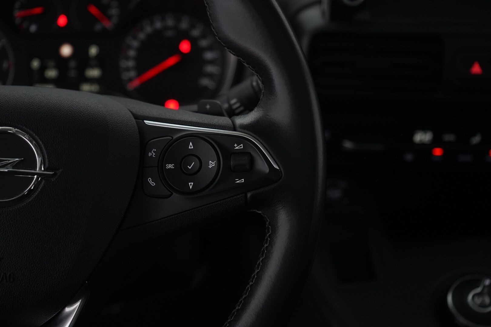 Opel Combo 2019 1.5 DTH Life Innovation Start/Stop 96 kW AT8 *Webasto / Lasikatto / 360 kamera / Vakkari / BT / Carplay / Blis* - Suomi-auto / Viimeisin huolto 8/2025 / Kahdet renkaat + vanteet / Jakopää 2024!