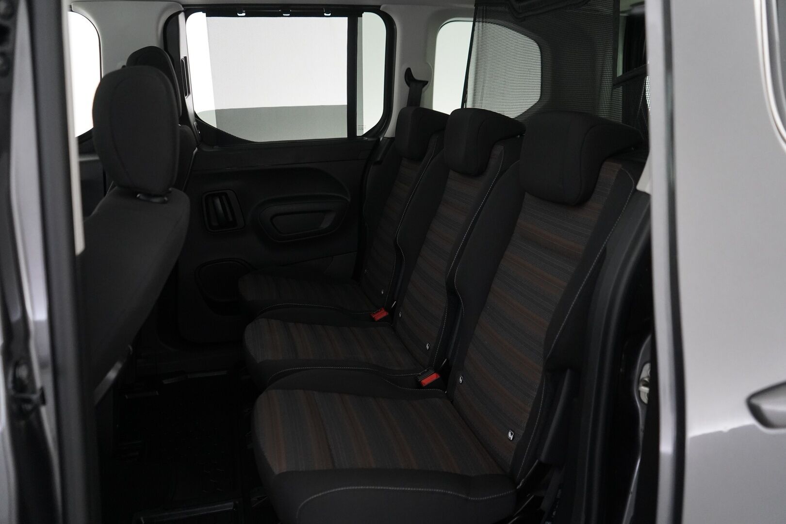 Opel Combo 2019 1.5 DTH Life Innovation Start/Stop 96 kW AT8 *Webasto / Lasikatto / 360 kamera / Vakkari / BT / Carplay / Blis* - KATSO POIKKEUSHINTA TÄHÄN AUTOON! / Suomi-auto / Viimeisin huolto 8/2025 / Kahdet renkaat + vanteet / Jakopää 2024!