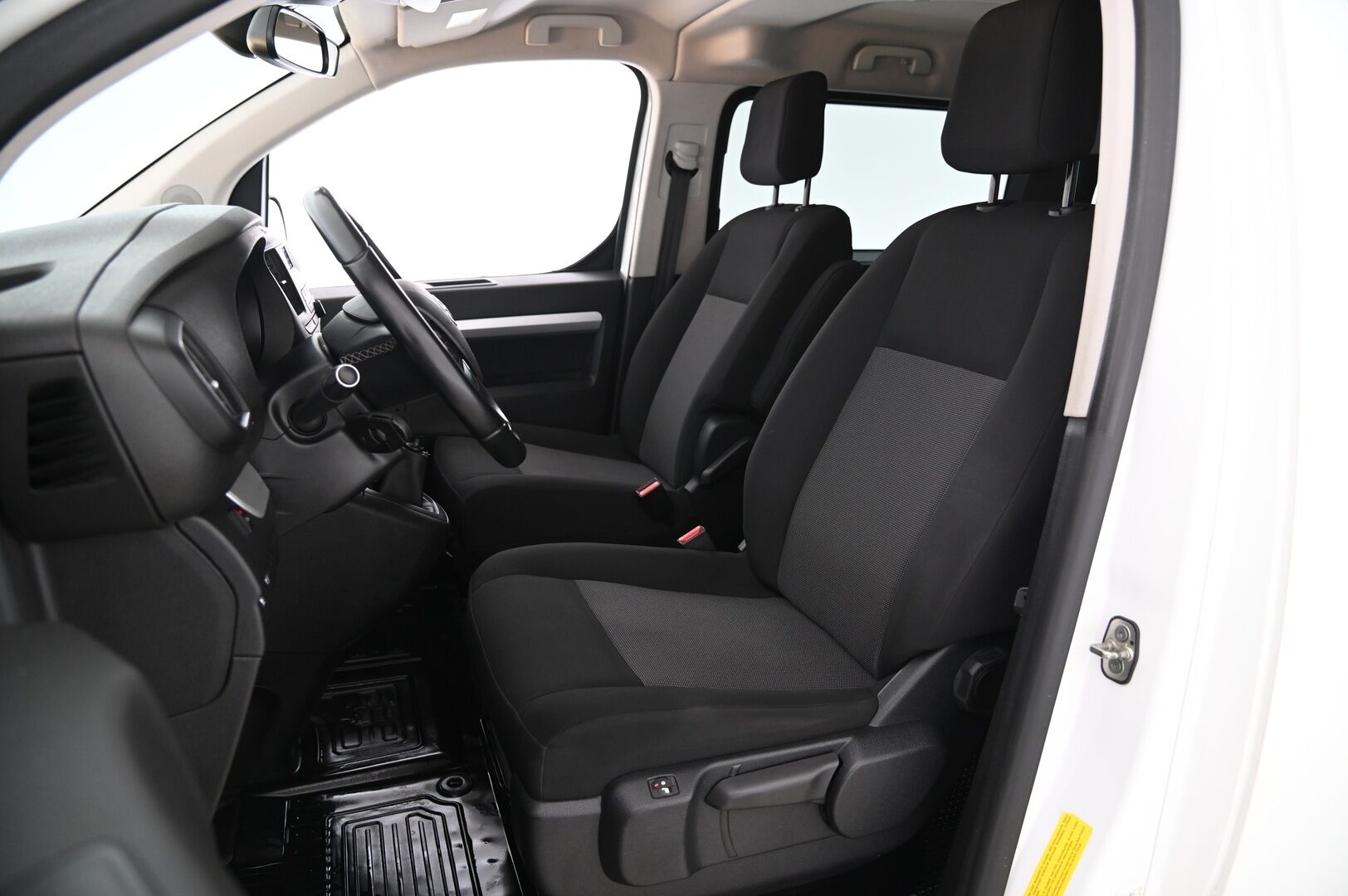 Toyota Proace Verso 2019 Active L1 1,5 D 120 *Webasto / Merkkihuollot / 2x renkaat* - Kompakti ulkoa, tilava sisältä. Täydellinen yhdistelmä reissuun tai arkeen!