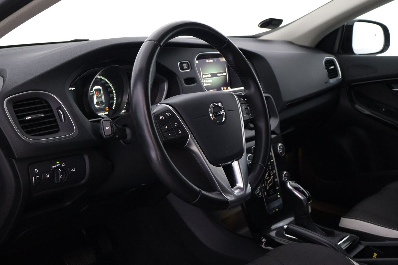 Volvo V40 2019 T2 Business Dynamic Edition aut *Webasto / VOC / Kessy / LED / Suomi-Auto / P-Tutka / Vakkari* - Erittäin hyvin huollettu / Taloudellinen kauppakassi webastolla / Jakopää Tehty 12/24