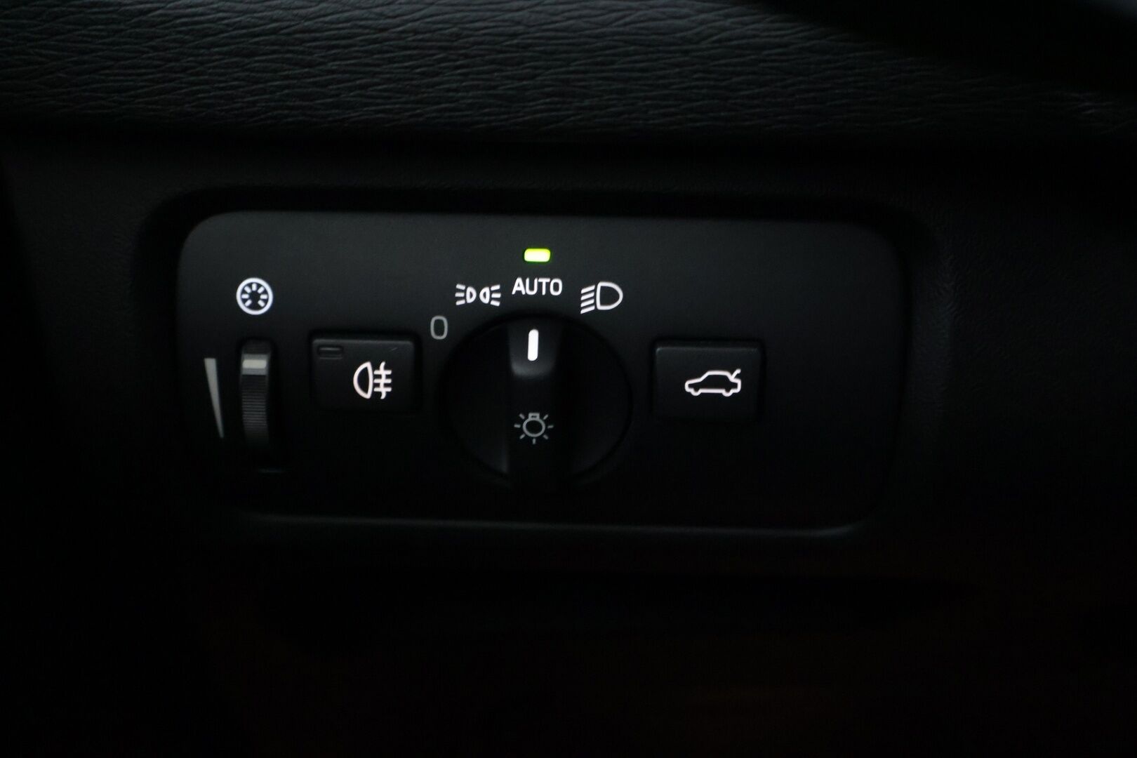 Volvo V40 2019 T2 Business Dynamic Edition aut *Webasto / VOC / Kessy / LED / Suomi-Auto / P-Tutka / Vakkari* - Erittäin hyvin huollettu / Taloudellinen kauppakassi webastolla / Jakopää Tehty 12/24