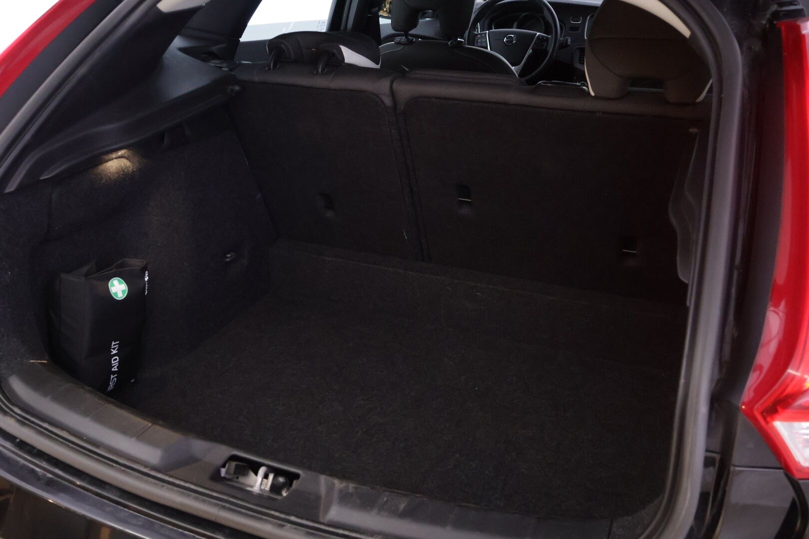 Volvo V40 2019 T2 Business Dynamic Edition aut *Webasto / VOC / Kessy / LED / Suomi-Auto / P-Tutka / Vakkari* - Erittäin hyvin huollettu / Taloudellinen kauppakassi webastolla / Jakopää Tehty 12/24