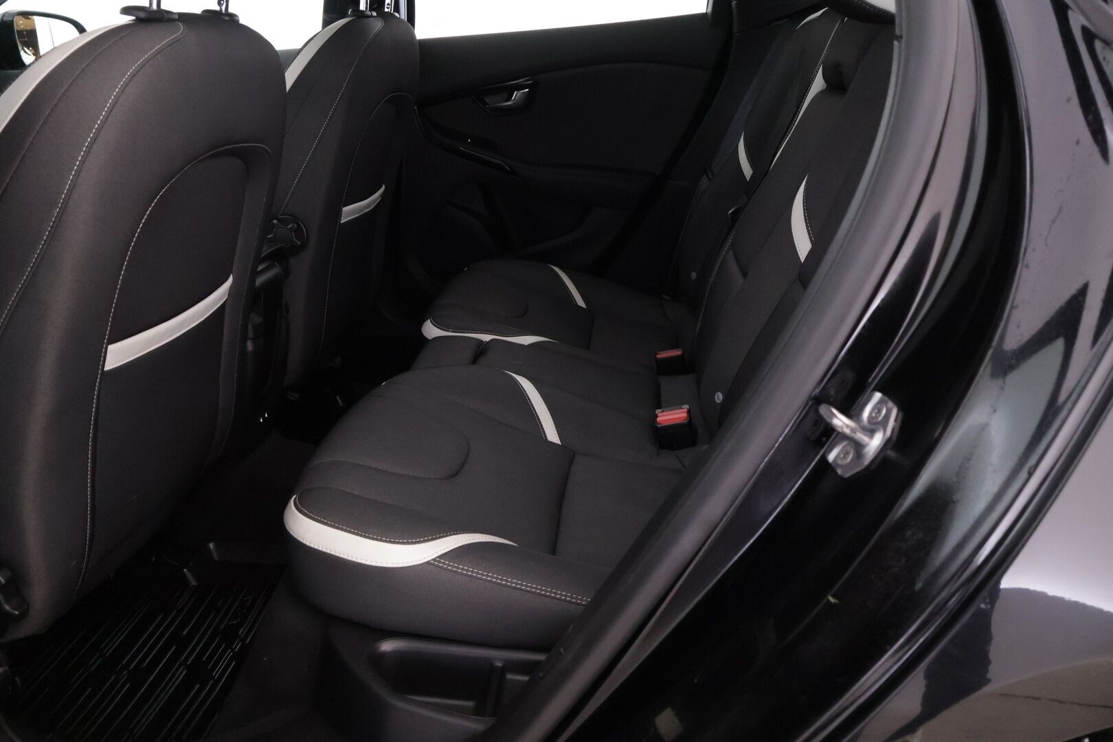 Volvo V40 2019 T2 Business Dynamic Edition aut *Webasto / VOC / Kessy / LED / Suomi-Auto / P-Tutka / Vakkari* - Erittäin hyvin huollettu / Taloudellinen kauppakassi webastolla / Jakopää Tehty 12/24