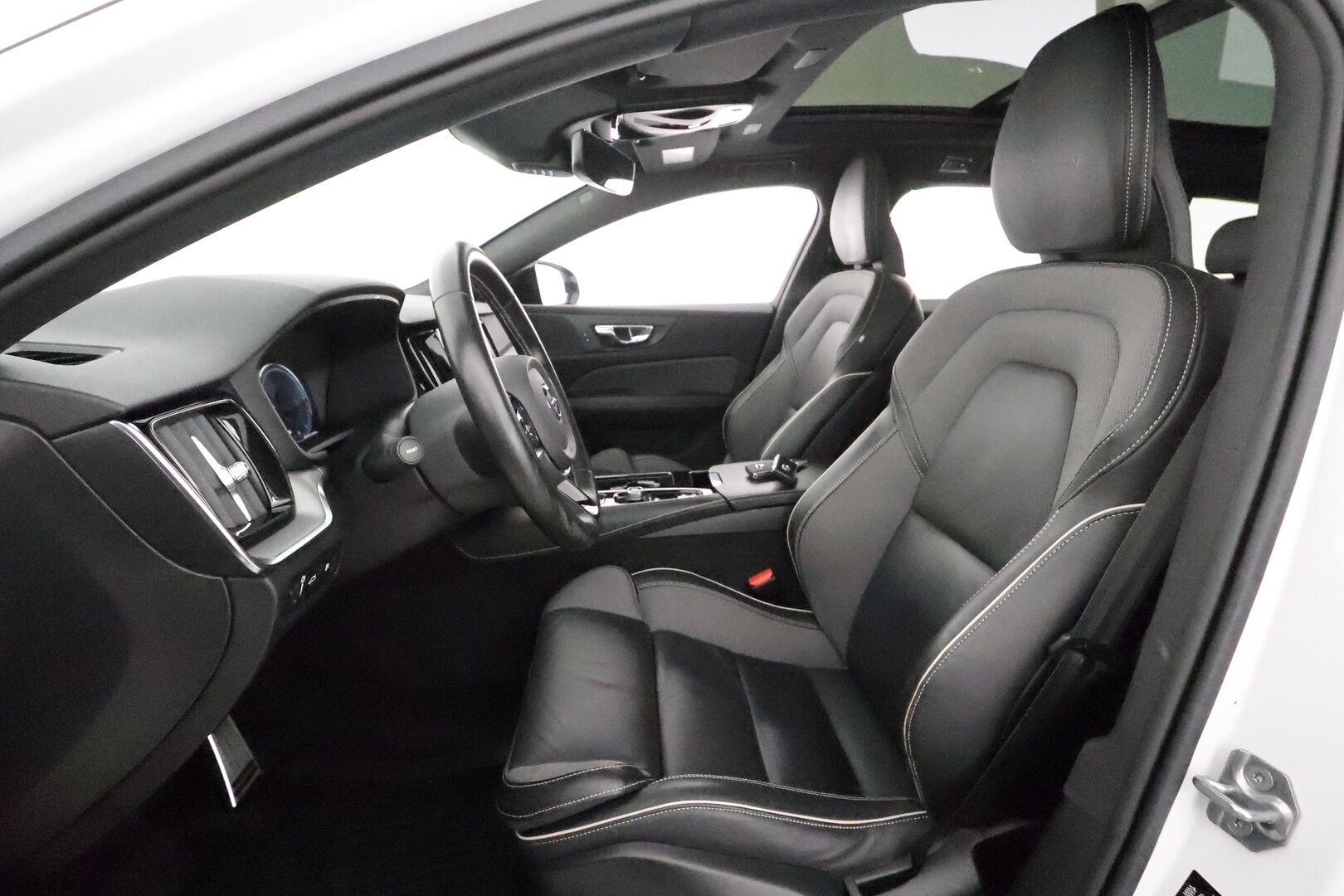 Volvo V60 2020 T8 TwE AWD R-Design aut * Panorama / Webasto / Koukku / ACC / Full-LED / P.kamera / Sporttipenkki Muistilla / Navi * - Suomi-auto / Kahdet renkaat