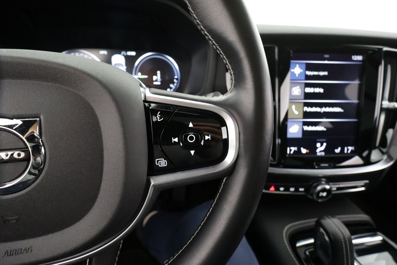 Volvo V60 2020 T8 TwE AWD R-Design aut * Panorama / Webasto / Koukku / ACC / Full-LED / P.kamera / Sporttipenkki Muistilla / Navi * - Suomi-auto / Kahdet renkaat