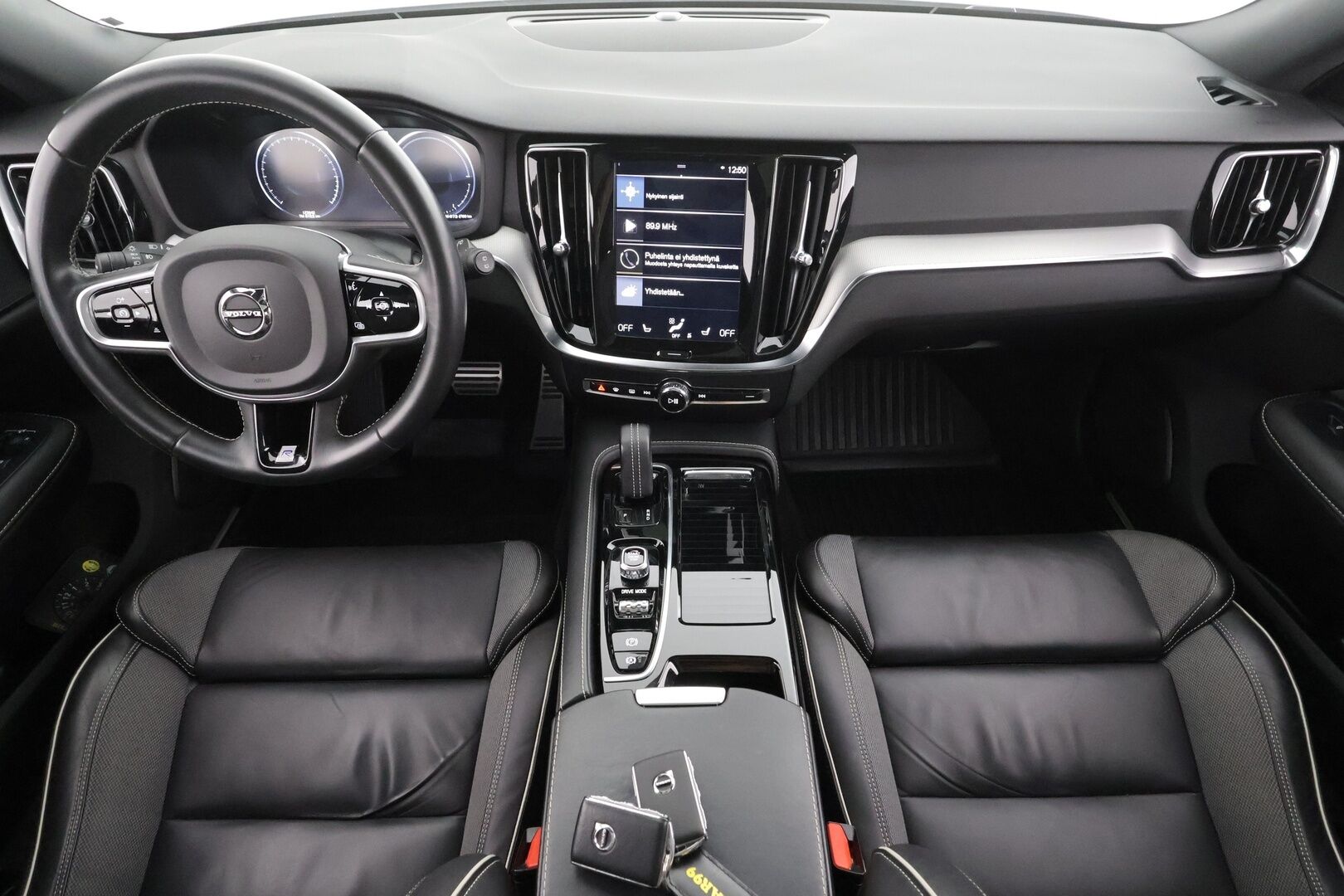 Volvo V60 2020 T8 TwE AWD R-Design aut * Panorama / Webasto / Koukku / ACC / Full-LED / P.kamera / Sporttipenkki Muistilla / Navi * - Suomi-auto / Kahdet renkaat