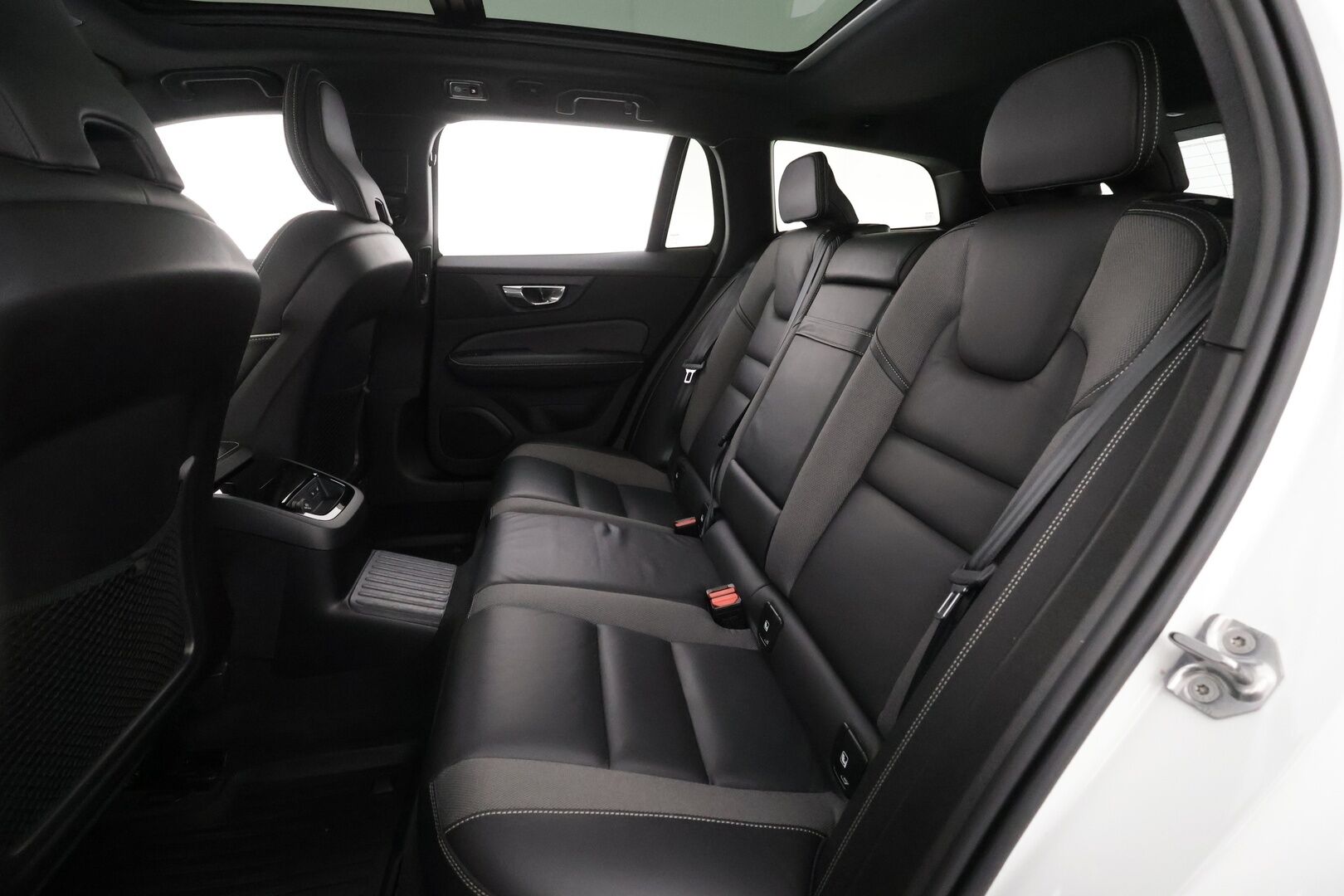 Volvo V60 2020 T8 TwE AWD R-Design aut * Panorama / Webasto / Koukku / ACC / Full-LED / P.kamera / Sporttipenkki Muistilla / Navi * - Suomi-auto / Kahdet renkaat