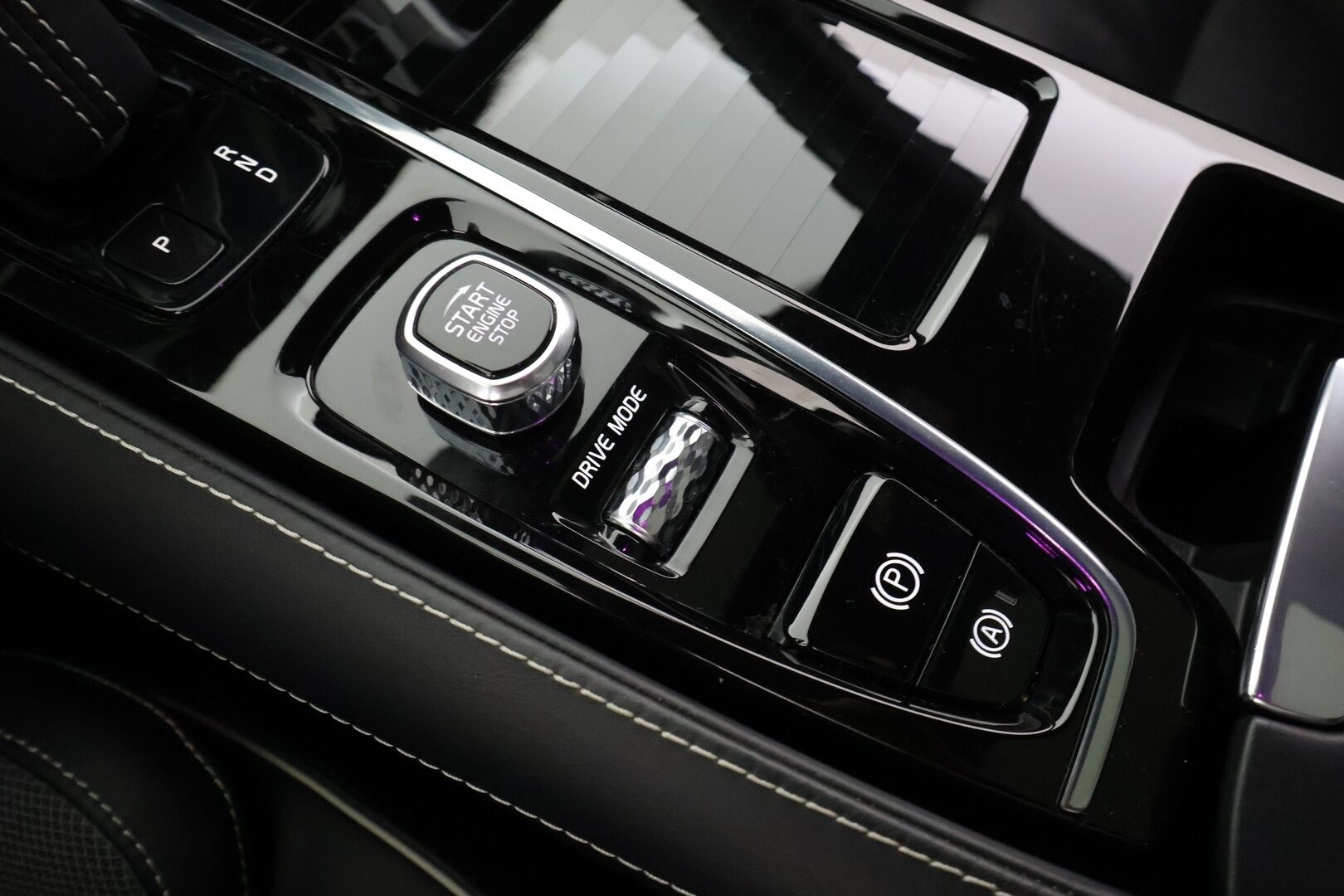 Volvo V60 2020 T8 TwE AWD R-Design aut * Panorama / Webasto / Koukku / ACC / Full-LED / P.kamera / Sporttipenkki Muistilla / Navi * - Suomi-auto / Kahdet renkaat