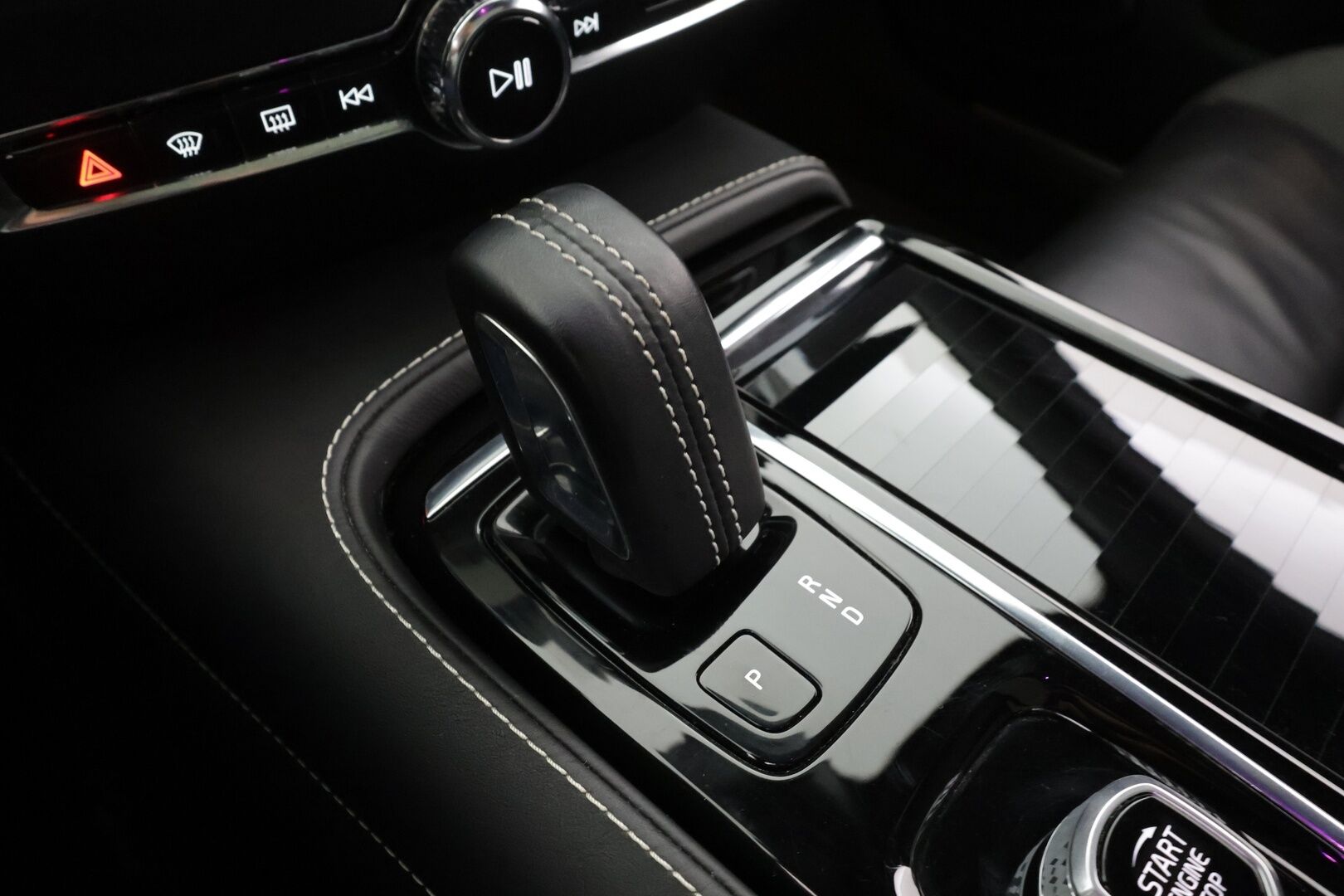 Volvo V60 2020 T8 TwE AWD R-Design aut * Panorama / Webasto / Koukku / ACC / Full-LED / P.kamera / Sporttipenkki Muistilla / Navi * - Suomi-auto / Kahdet renkaat