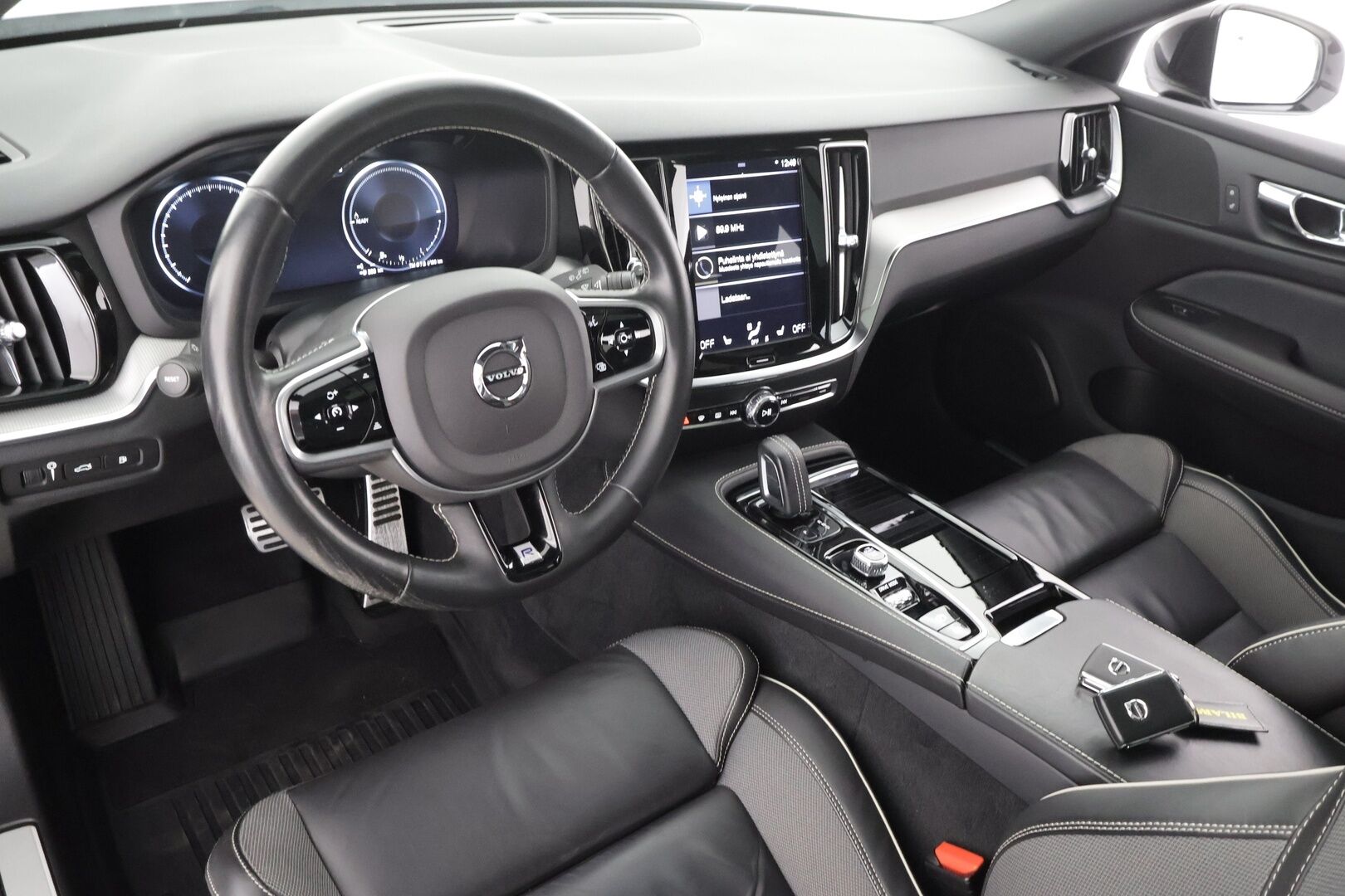 Volvo V60 2020 T8 TwE AWD R-Design aut * Panorama / Webasto / Koukku / ACC / Full-LED / P.kamera / Sporttipenkki Muistilla / Navi * - Suomi-auto / Kahdet renkaat