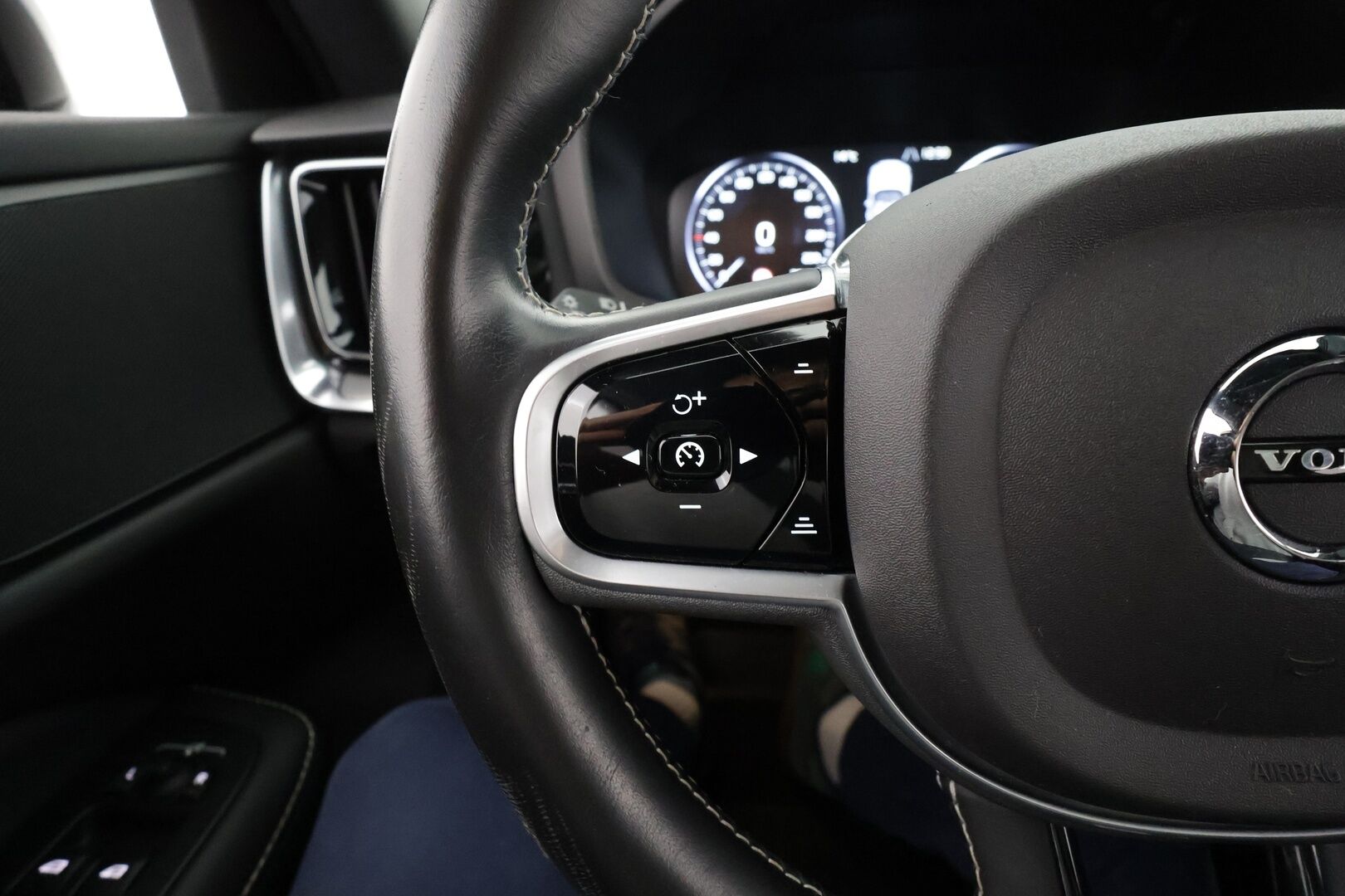 Volvo V60 2020 T8 TwE AWD R-Design aut * Panorama / Webasto / Koukku / ACC / Full-LED / P.kamera / Sporttipenkki Muistilla / Navi * - Suomi-auto / Kahdet renkaat