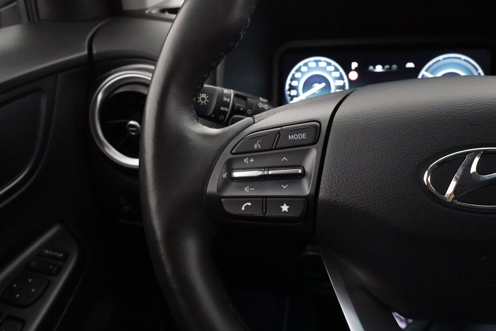 Hyundai KONA 2022 electric 64 kWh 204 hv Style MY21 - | ACC | ILP | Krell | HUD | Sähköpenkit | Puolinahat | Digimittaristo | P.kamera | HDA | BSM | Keyless | Lämm. ratti | 1-om suomiauto | 2x renkaat vanteineen |