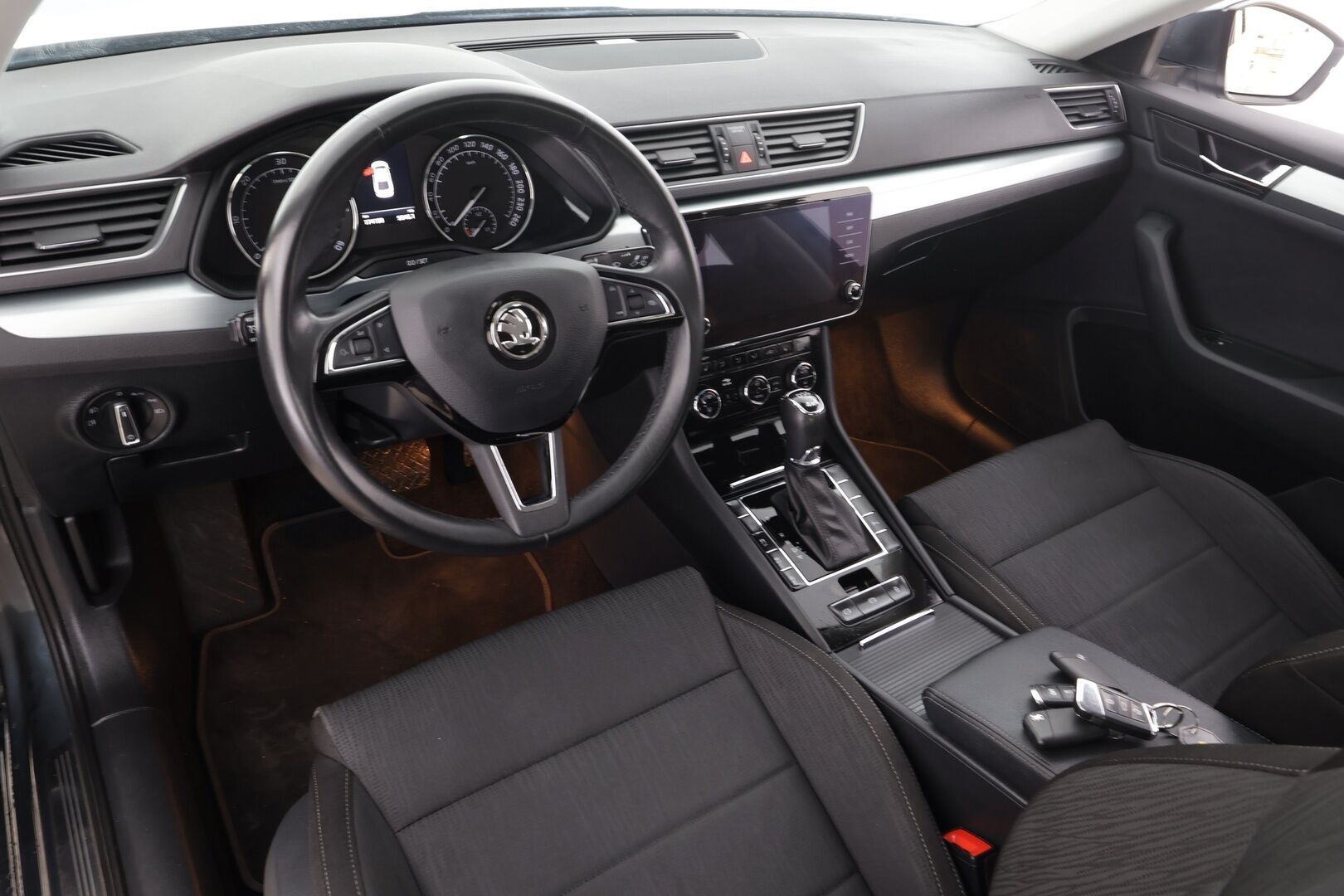 Skoda Superb 2019 2,0 TDI 190 4x4 Ambition BusinessLine DSG * Webasto / Koukku / Xenon / P.tutkat / Navi / Keyless * - Suomi-auto / Kahdet renkaat / Jakopää tehty 9/2025 - HULLUT JOULUT KORKOTARJOUS 2,49% 