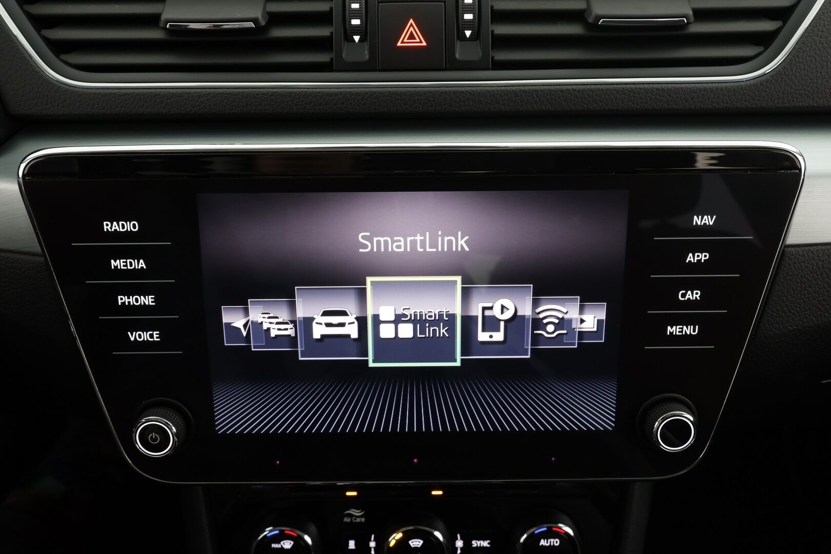 Skoda Superb 2019 2,0 TDI 190 4x4 Ambition BusinessLine DSG * Webasto / Koukku / Xenon / P.tutkat / Navi / Keyless * - Suomi-auto / Kahdet renkaat / Jakopää tehty 9/2025 - HULLUT JOULUT KORKOTARJOUS 2,49% 