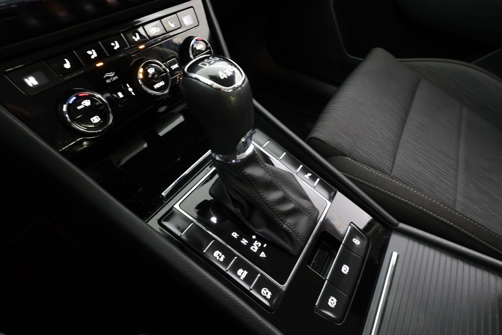 Skoda Superb 2019 2,0 TDI 190 4x4 Ambition BusinessLine DSG * Webasto / Koukku / Xenon / P.tutkat / Navi / Keyless * - Suomi-auto / Kahdet renkaat / Jakopää tehty 9/2025 - HULLUT JOULUT KORKOTARJOUS 2,49% 