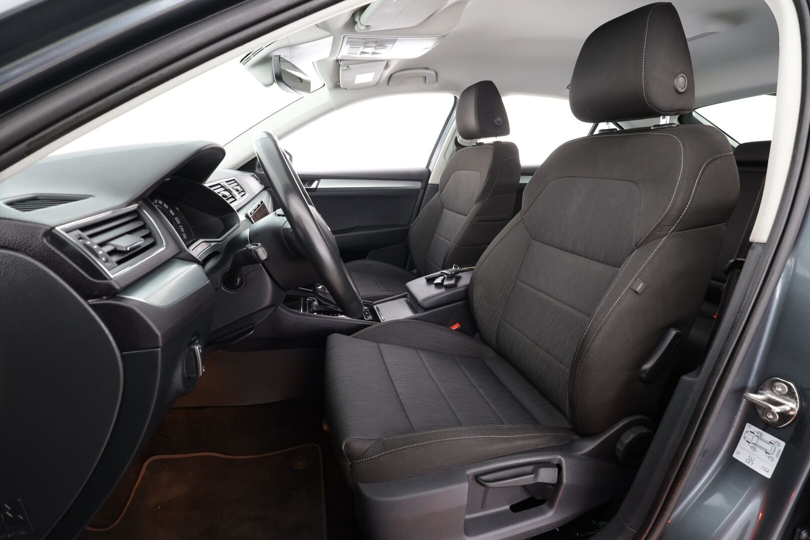 Skoda Superb 2019 2,0 TDI 190 4x4 Ambition BusinessLine DSG * Webasto / Koukku / Xenon / P.tutkat / Navi / Keyless * - Suomi-auto / Kahdet renkaat / Jakopää tehty 9/2025 - HULLUT JOULUT KORKOTARJOUS 2,49% 