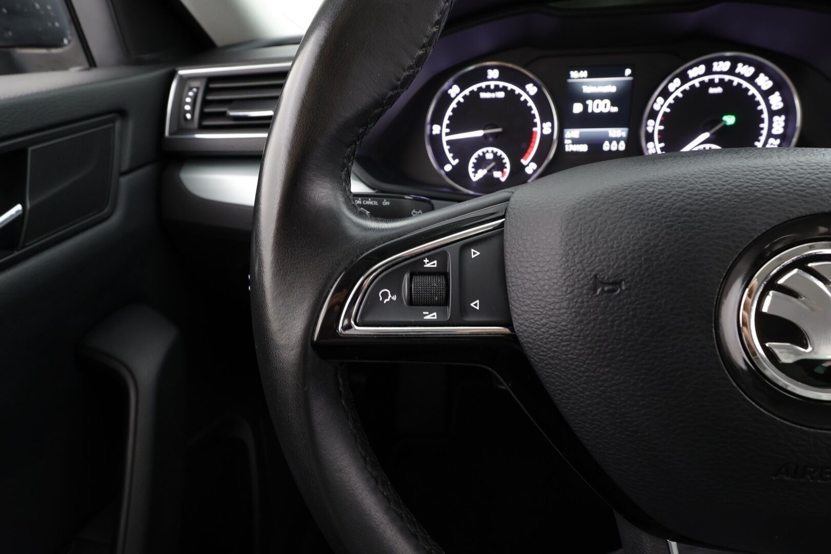 Skoda Superb 2019 2,0 TDI 190 4x4 Ambition BusinessLine DSG * Webasto / Koukku / Xenon / P.tutkat / Navi / Keyless * - Suomi-auto / Kahdet renkaat / Jakopää tehty 9/2025 - HULLUT JOULUT KORKOTARJOUS 2,49% 