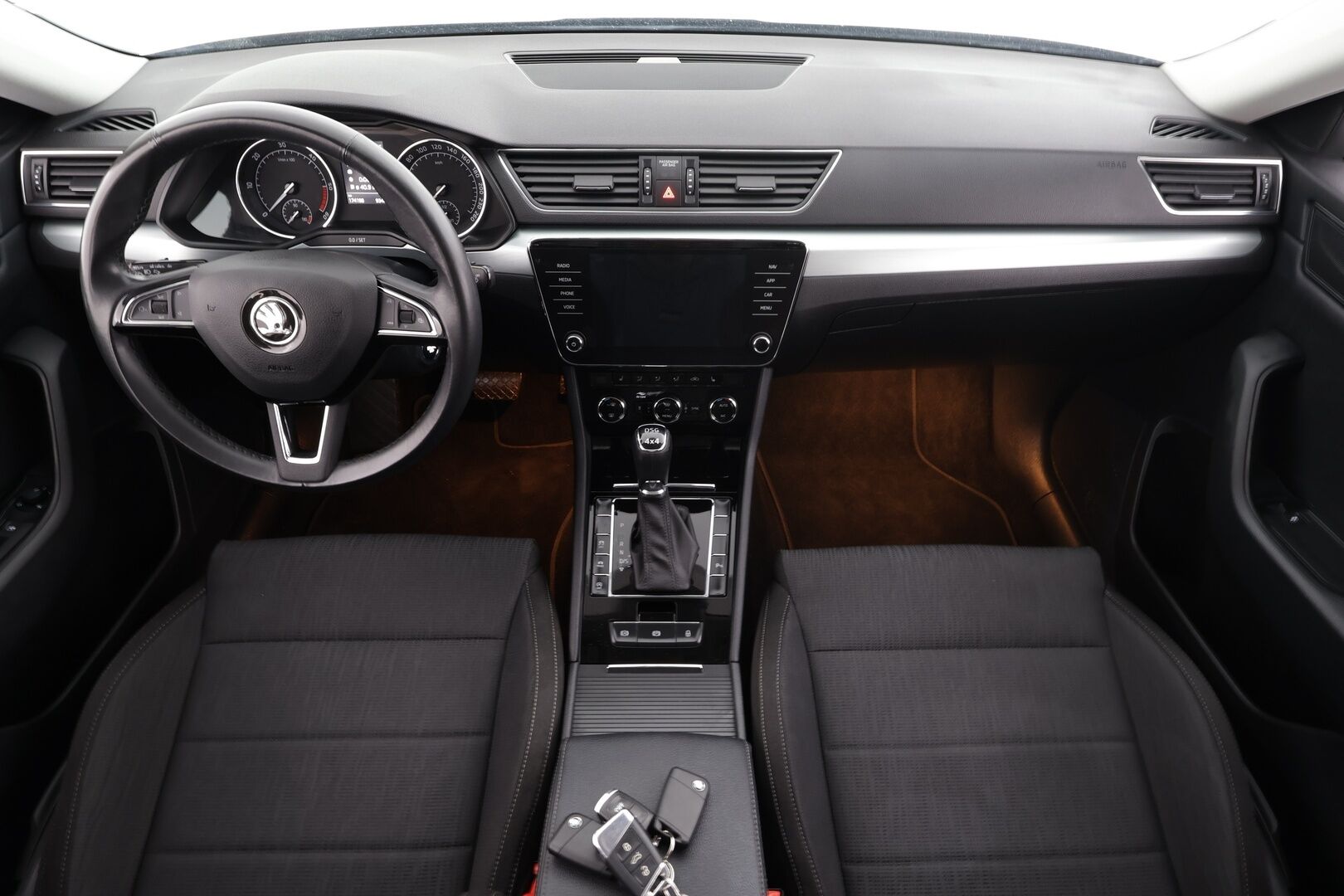 Skoda Superb 2019 2,0 TDI 190 4x4 Ambition BusinessLine DSG * Webasto / Koukku / Xenon / P.tutkat / Navi / Keyless * - Suomi-auto / Kahdet renkaat / Jakopää tehty 9/2025 - HULLUT JOULUT KORKOTARJOUS 2,49% 