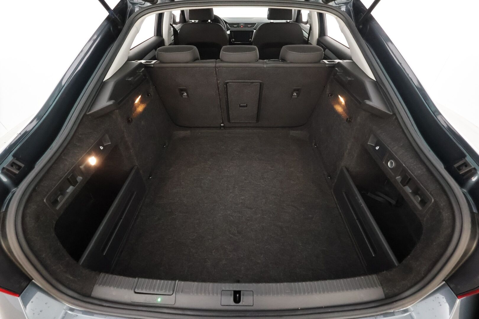 Skoda Superb 2019 2,0 TDI 190 4x4 Ambition BusinessLine DSG * Webasto / Koukku / Xenon / P.tutkat / Navi / Keyless * - Suomi-auto / Kahdet renkaat / Jakopää tehty 9/2025 - HULLUT JOULUT KORKOTARJOUS 2,49% 