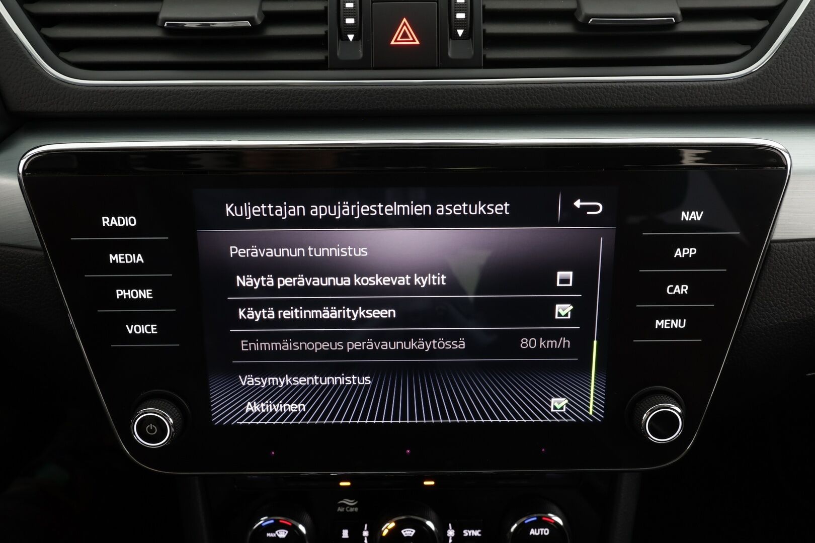 Skoda Superb 2019 2,0 TDI 190 4x4 Ambition BusinessLine DSG * Webasto / Koukku / Xenon / P.tutkat / Navi / Keyless * - Suomi-auto / Kahdet renkaat / Jakopää tehty 9/2025 - HULLUT JOULUT KORKOTARJOUS 2,49% 