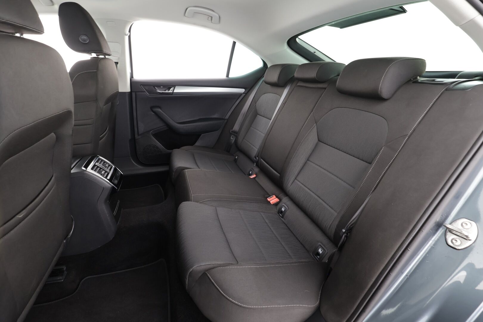 Skoda Superb 2019 2,0 TDI 190 4x4 Ambition BusinessLine DSG * Webasto / Koukku / Xenon / P.tutkat / Navi / Keyless * - Suomi-auto / Kahdet renkaat / Jakopää tehty 9/2025 - HULLUT JOULUT KORKOTARJOUS 2,49% 