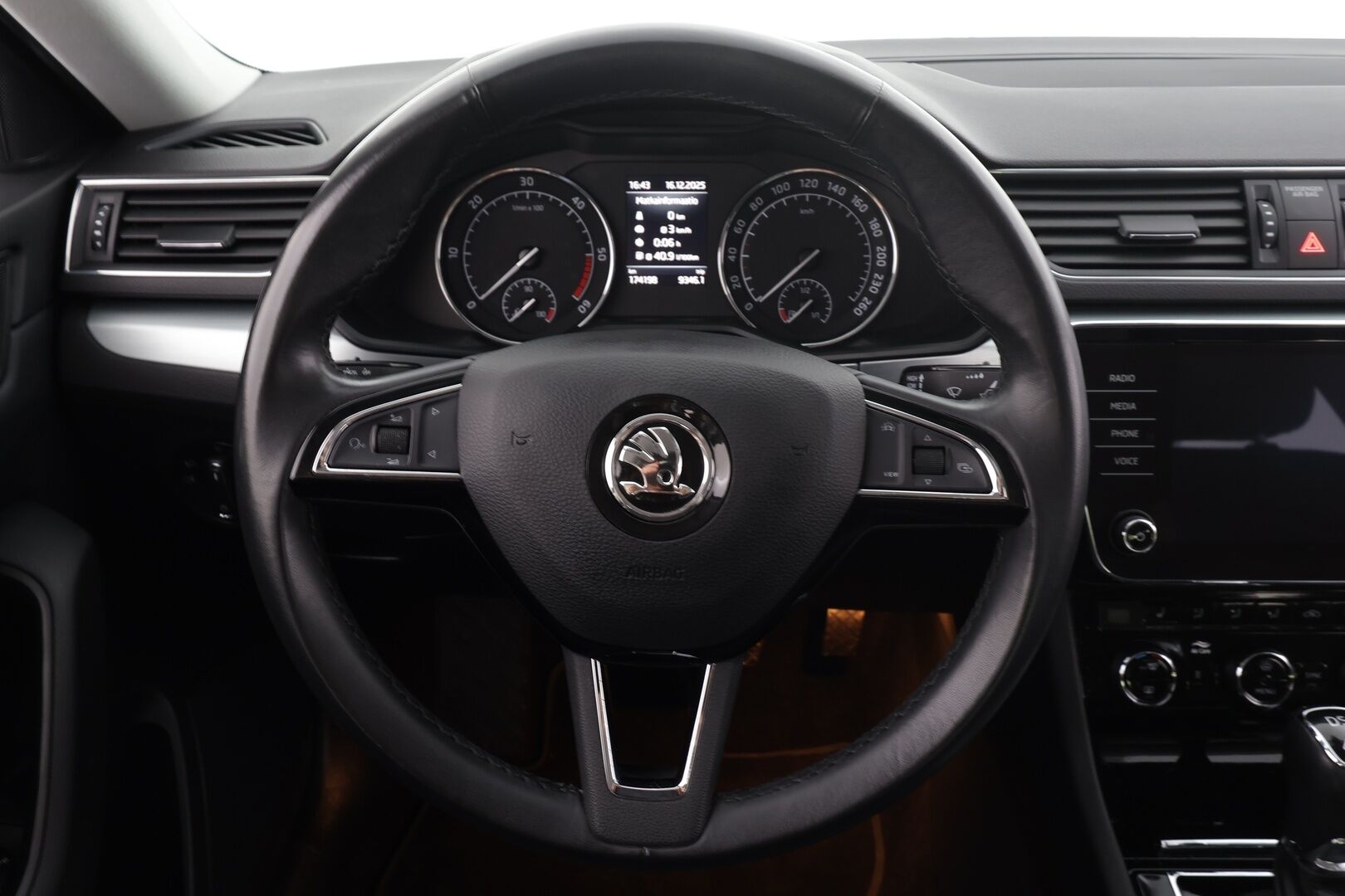 Skoda Superb 2019 2,0 TDI 190 4x4 Ambition BusinessLine DSG * Webasto / Koukku / Xenon / P.tutkat / Navi / Keyless * - Suomi-auto / Kahdet renkaat / Jakopää tehty 9/2025 - HULLUT JOULUT KORKOTARJOUS 2,49% 