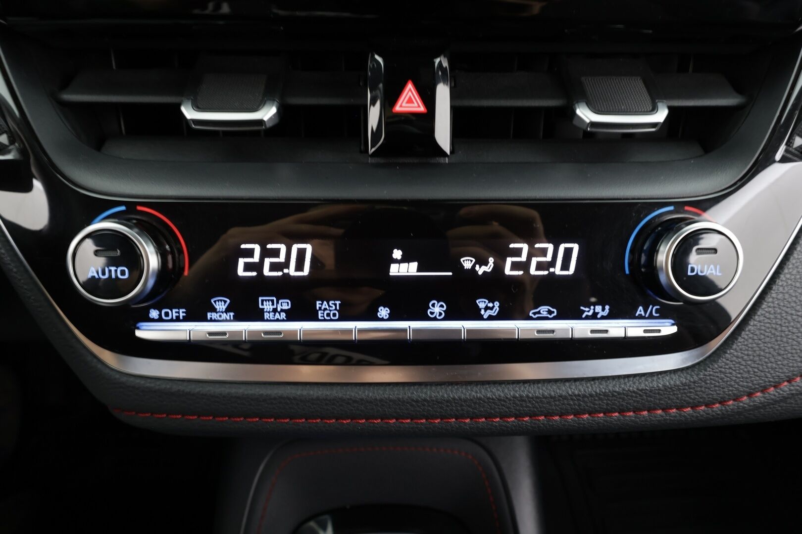 Toyota Corolla 2019 Touring Sports 2,0 Hybrid Style Business * Webasto / ACC / P.kamera / LED / Navi / Koukku / Sähköluukku / Puolinahat * - Suomi-auto / Kahdet renkaat aluvanteilla