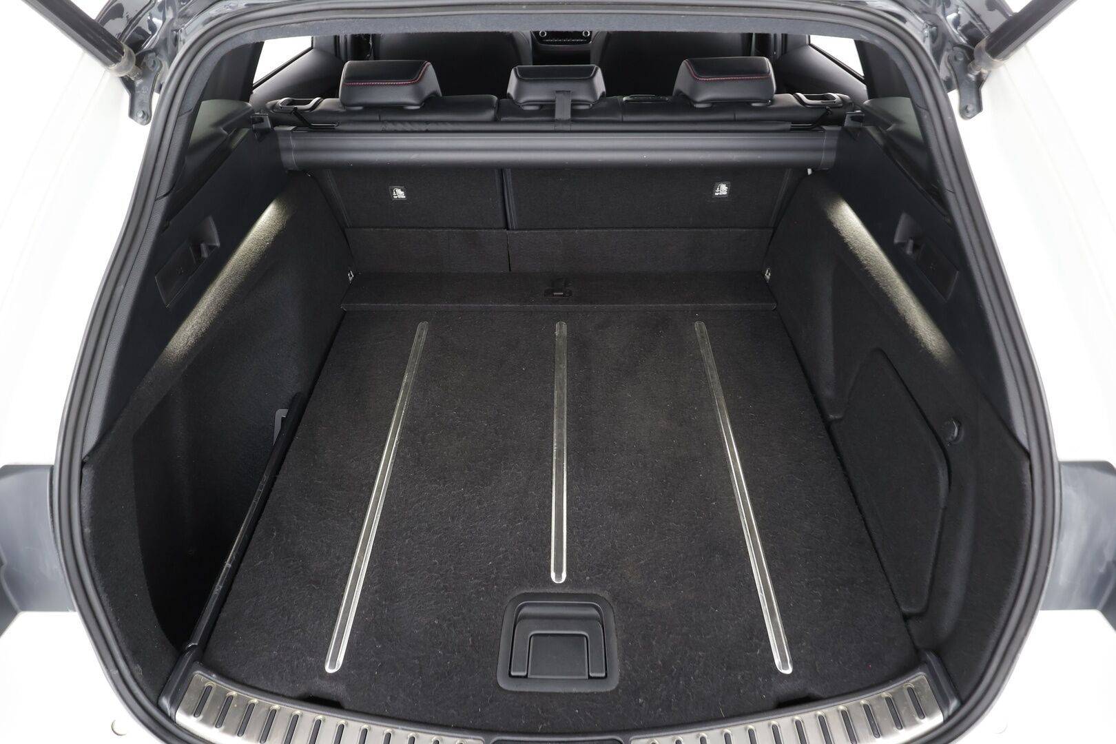 Toyota Corolla 2019 Touring Sports 2,0 Hybrid Style Business * Webasto / ACC / P.kamera / LED / Navi / Koukku / Sähköluukku / Puolinahat * - Suomi-auto / Kahdet renkaat aluvanteilla