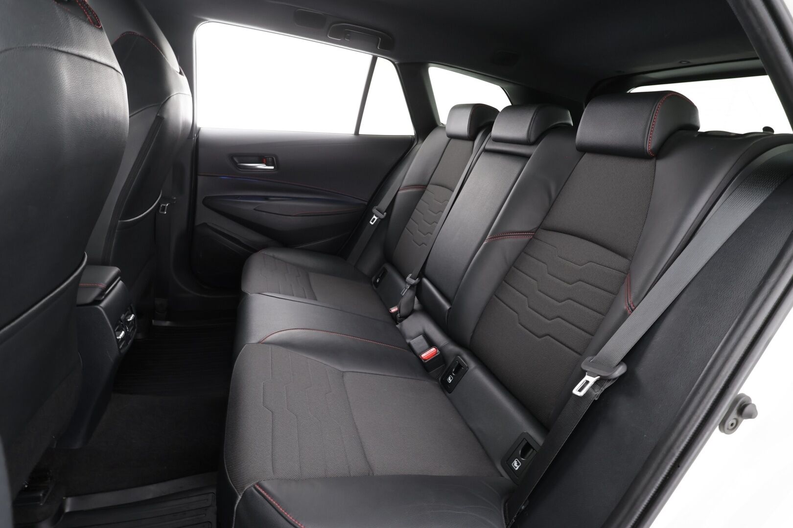 Toyota Corolla 2019 Touring Sports 2,0 Hybrid Style Business * Webasto / ACC / P.kamera / LED / Navi / Koukku / Sähköluukku / Puolinahat * - Suomi-auto / Kahdet renkaat aluvanteilla