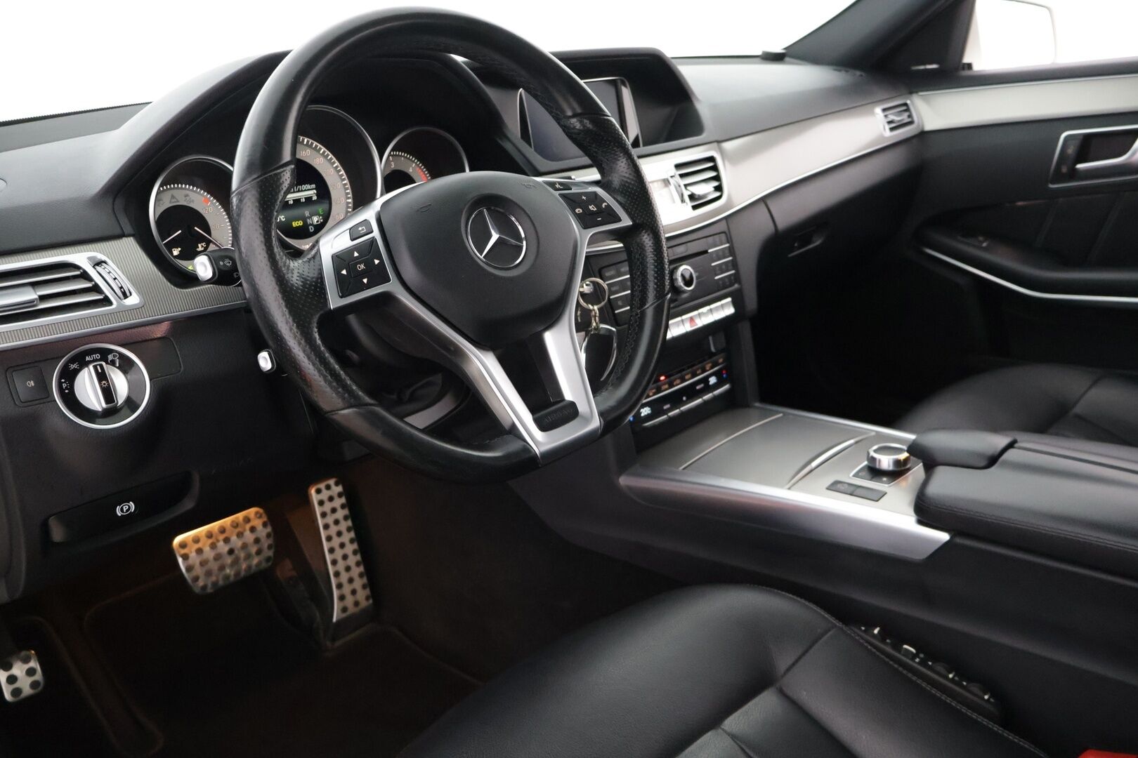 Mercedes-Benz E 2016 220 4MATIC AMG *Webasto / Kamera / Nahat / Multicontour / Koukku / Kattoluukku / ILS** - Kahdet hyvät renkaat vanteineen / Hyvä huoltohistoria! - HULLUT AVAJAISHULINAT KORKOTARJOUS 3,29 %