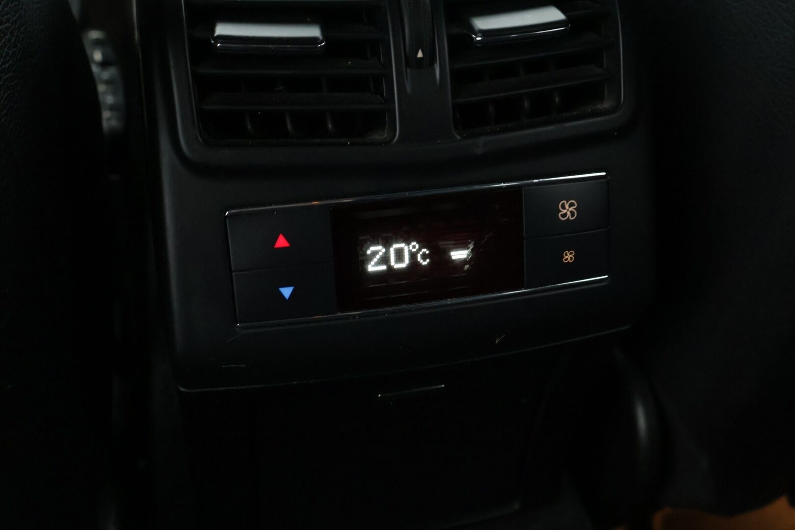 Mercedes-Benz E 2016 220 4MATIC AMG *Webasto / Kamera / Nahat / Multicontour / Koukku / Kattoluukku / ILS** - Kahdet hyvät renkaat vanteineen / Hyvä huoltohistoria! - HULLUT AVAJAISHULINAT KORKOTARJOUS 3,29 %