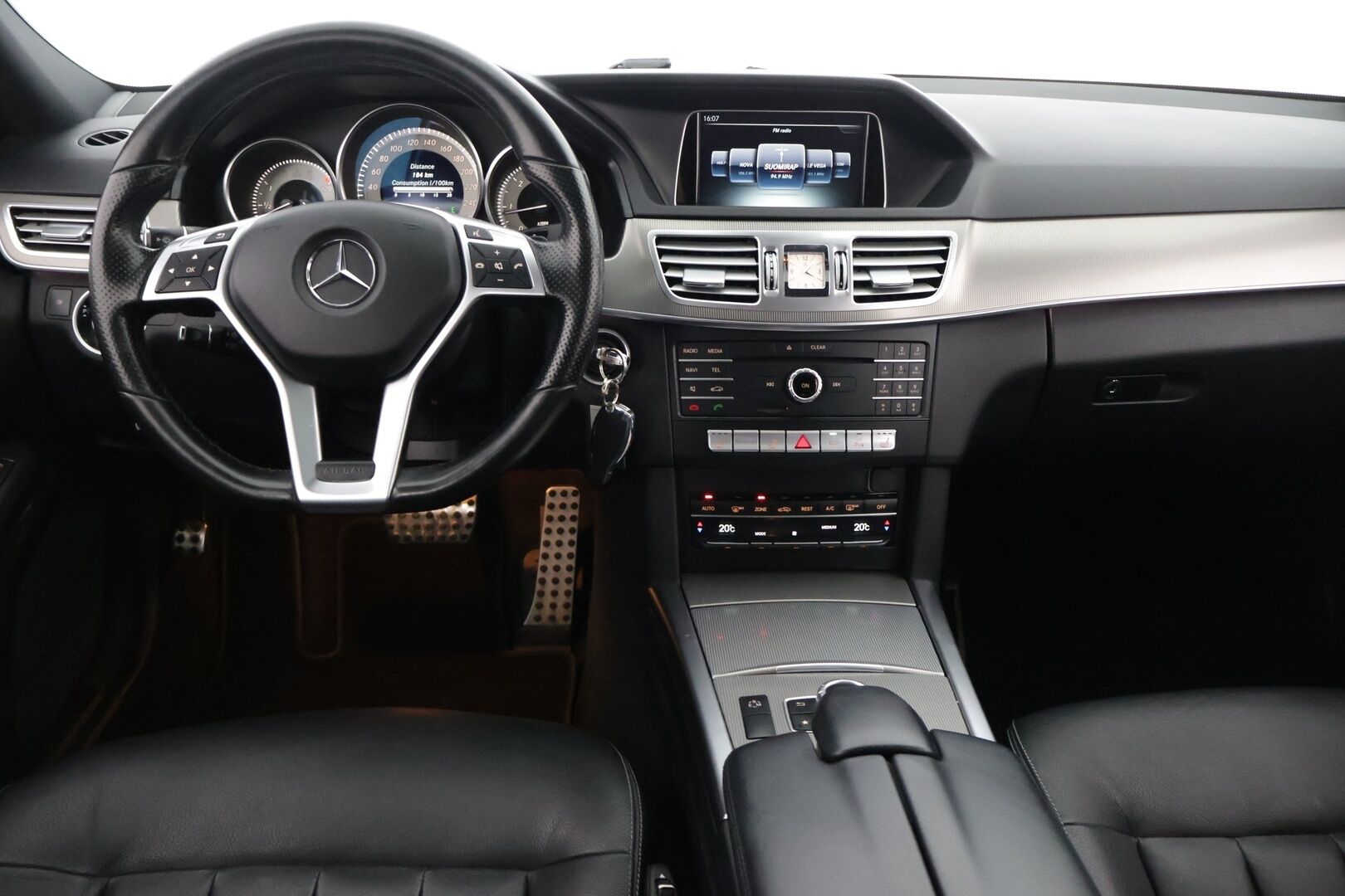 Mercedes-Benz E 2016 220 4MATIC AMG *Webasto / Kamera / Nahat / Multicontour / Koukku / Kattoluukku / ILS** - Kahdet hyvät renkaat vanteineen / Hyvä huoltohistoria! - HULLUT AVAJAISHULINAT KORKOTARJOUS 3,29 %