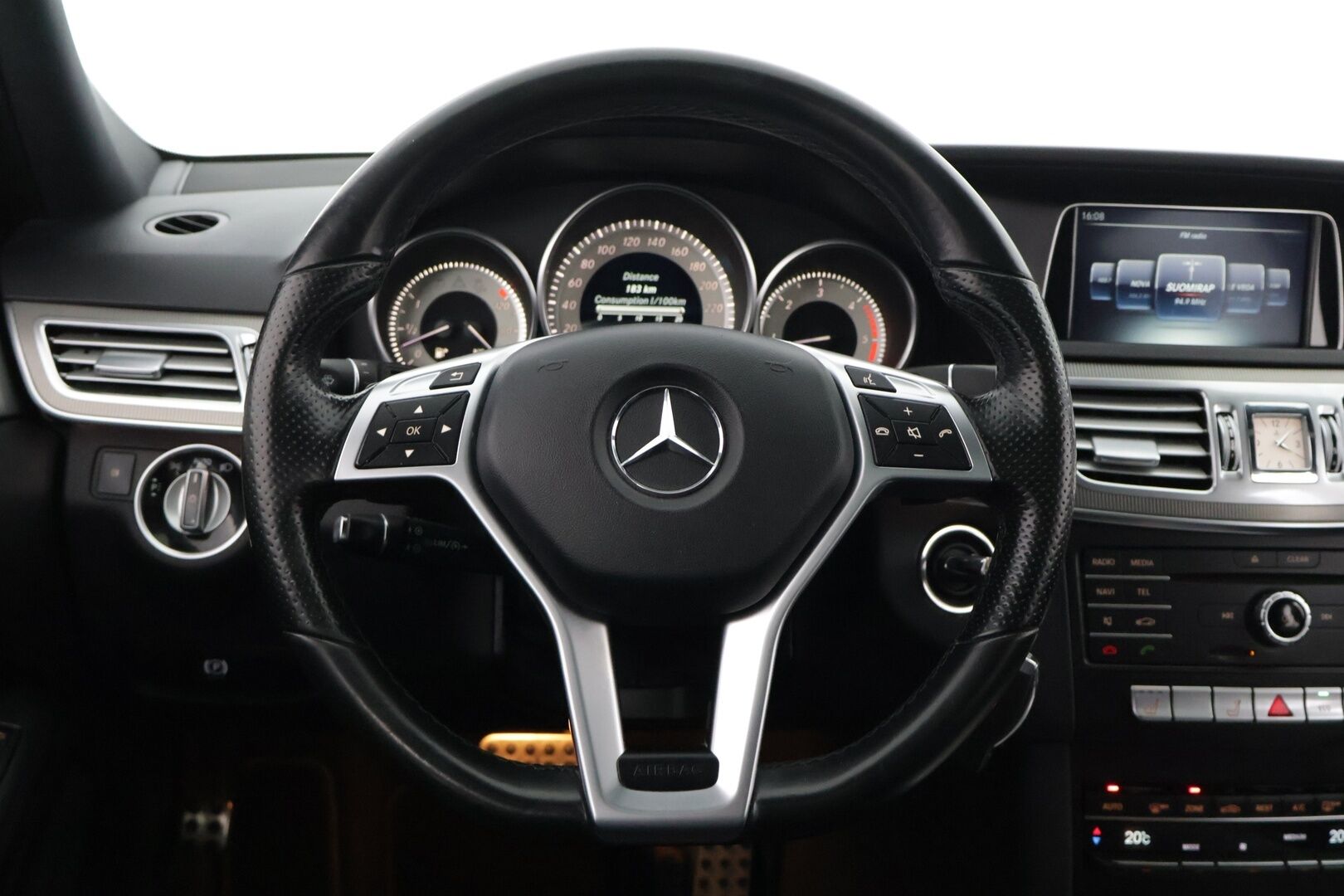 Mercedes-Benz E 2016 220 4MATIC AMG *Webasto / Kamera / Nahat / Multicontour / Koukku / Kattoluukku / ILS** - Kahdet hyvät renkaat vanteineen / Hyvä huoltohistoria! - HULLUT AVAJAISHULINAT KORKOTARJOUS 3,29 %