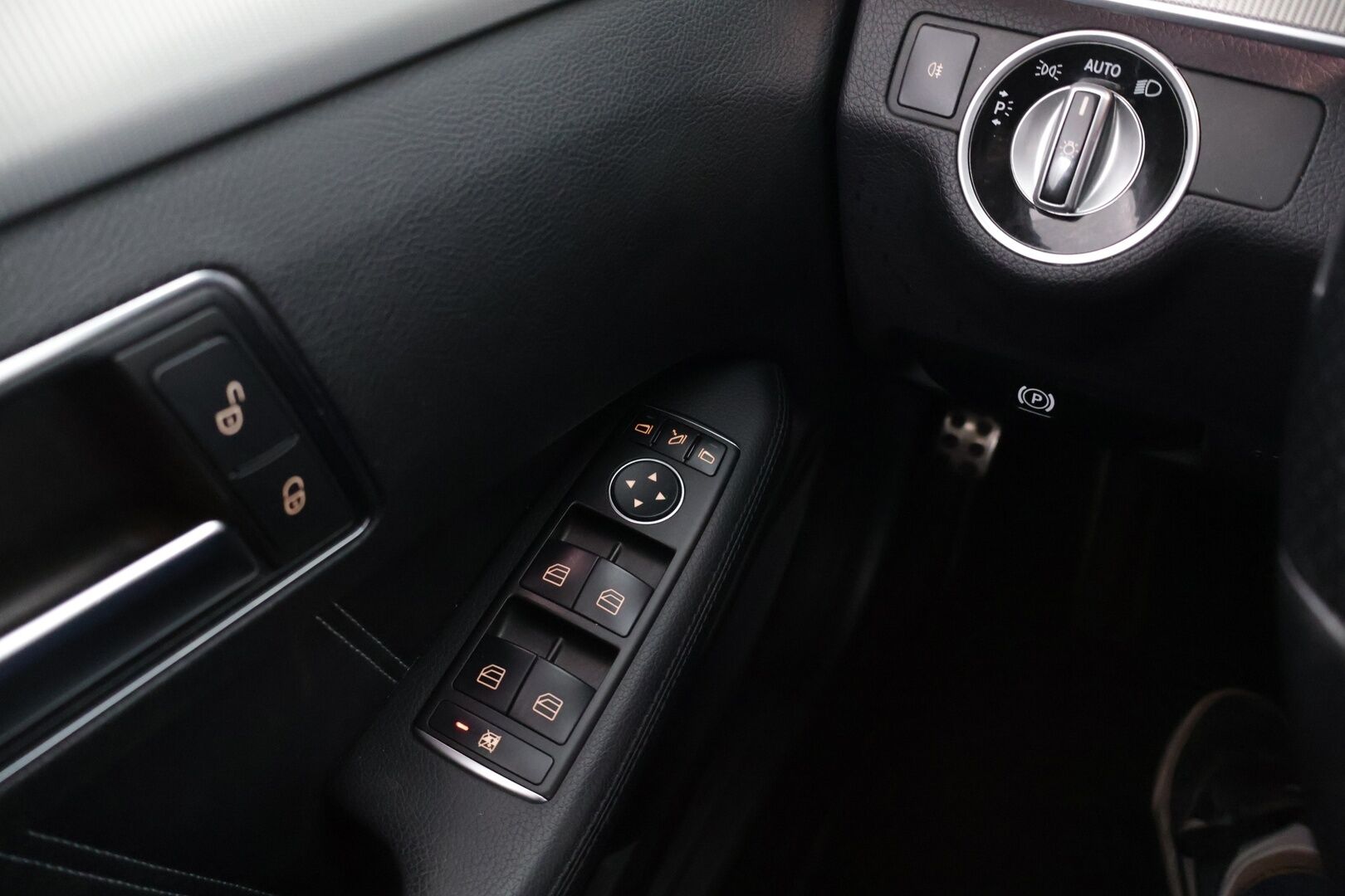 Mercedes-Benz E 2016 220 4MATIC AMG *Webasto / Kamera / Nahat / Multicontour / Koukku / Kattoluukku / ILS** - Kahdet hyvät renkaat vanteineen / Hyvä huoltohistoria! - HULLUT AVAJAISHULINAT KORKOTARJOUS 3,29 %