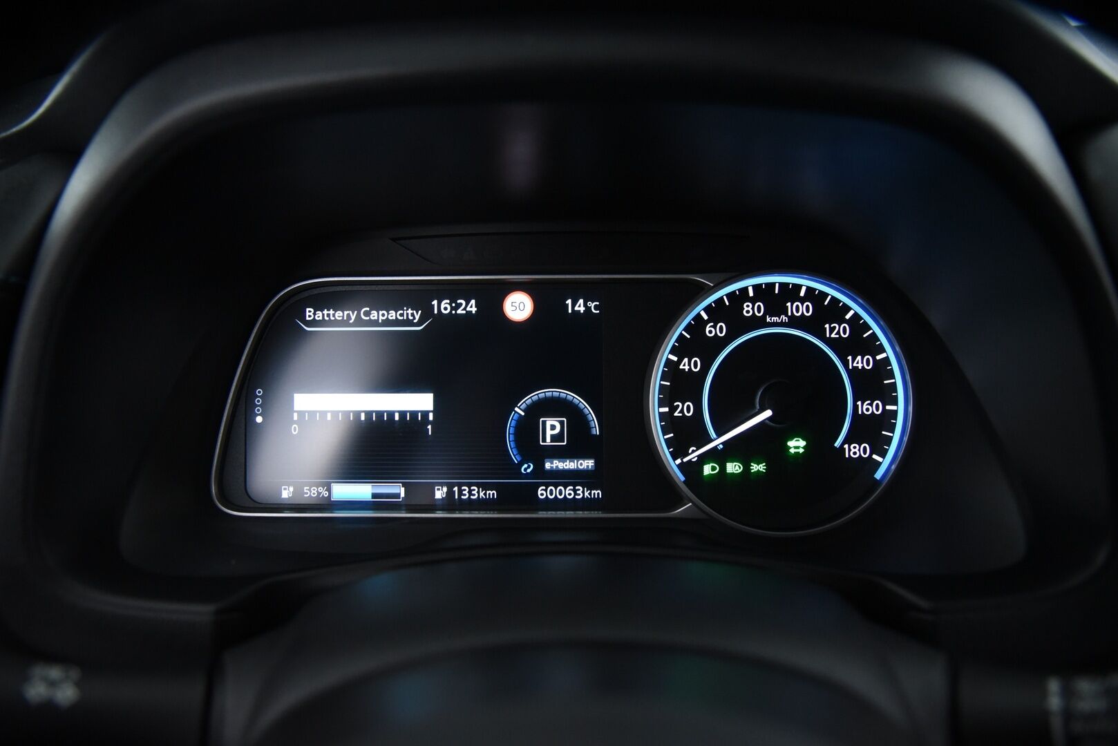 Nissan Leaf 2020 N-Connecta MY19 40 kWh LED FI / Adapt.vakkari / 360° / Kaistavahti / LED / Apple&Android - Hieno Suomi-auto merkkiliikkeen huoltohistorialla / Molemmat laturit / 2x alumiinivanteet