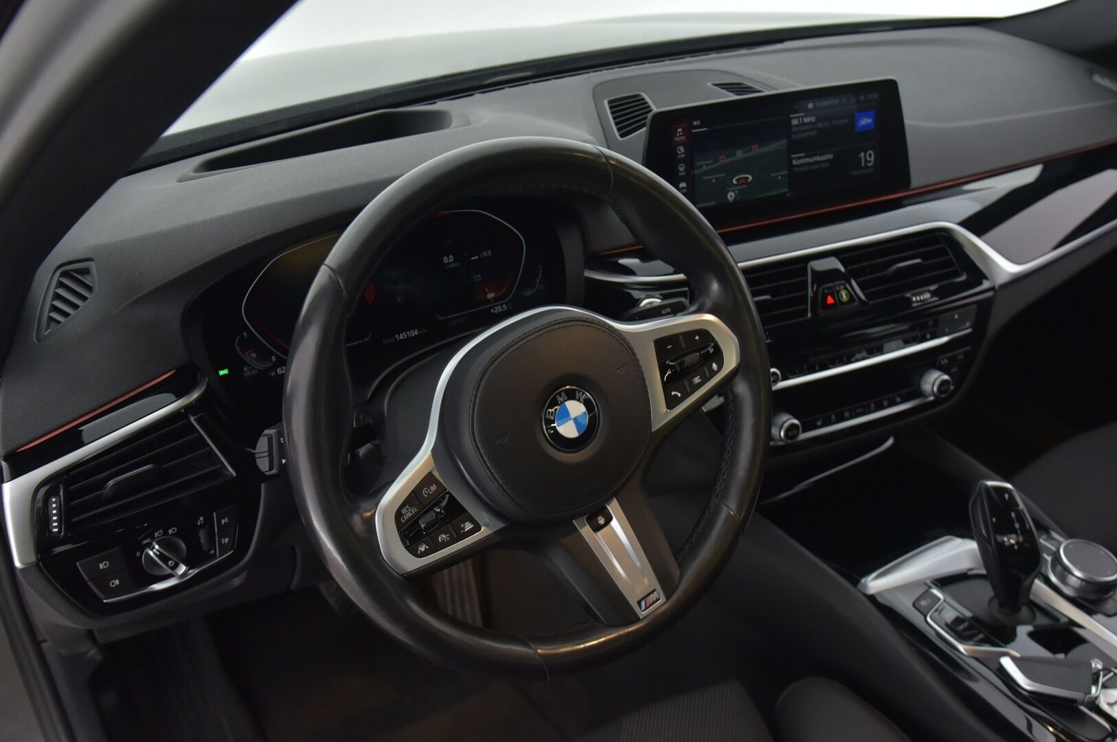 BMW 520 2019 G30 Sedan 520d A xDrive Business Sport * Digimittaristo / ACC / Webasto / HUD / 360° / S.Koukku * - Suomi-auto / Facelift / Kahdet BMW vanteet / Säännöllinen huoltohistoria ja viimeisin huolto 01/25!