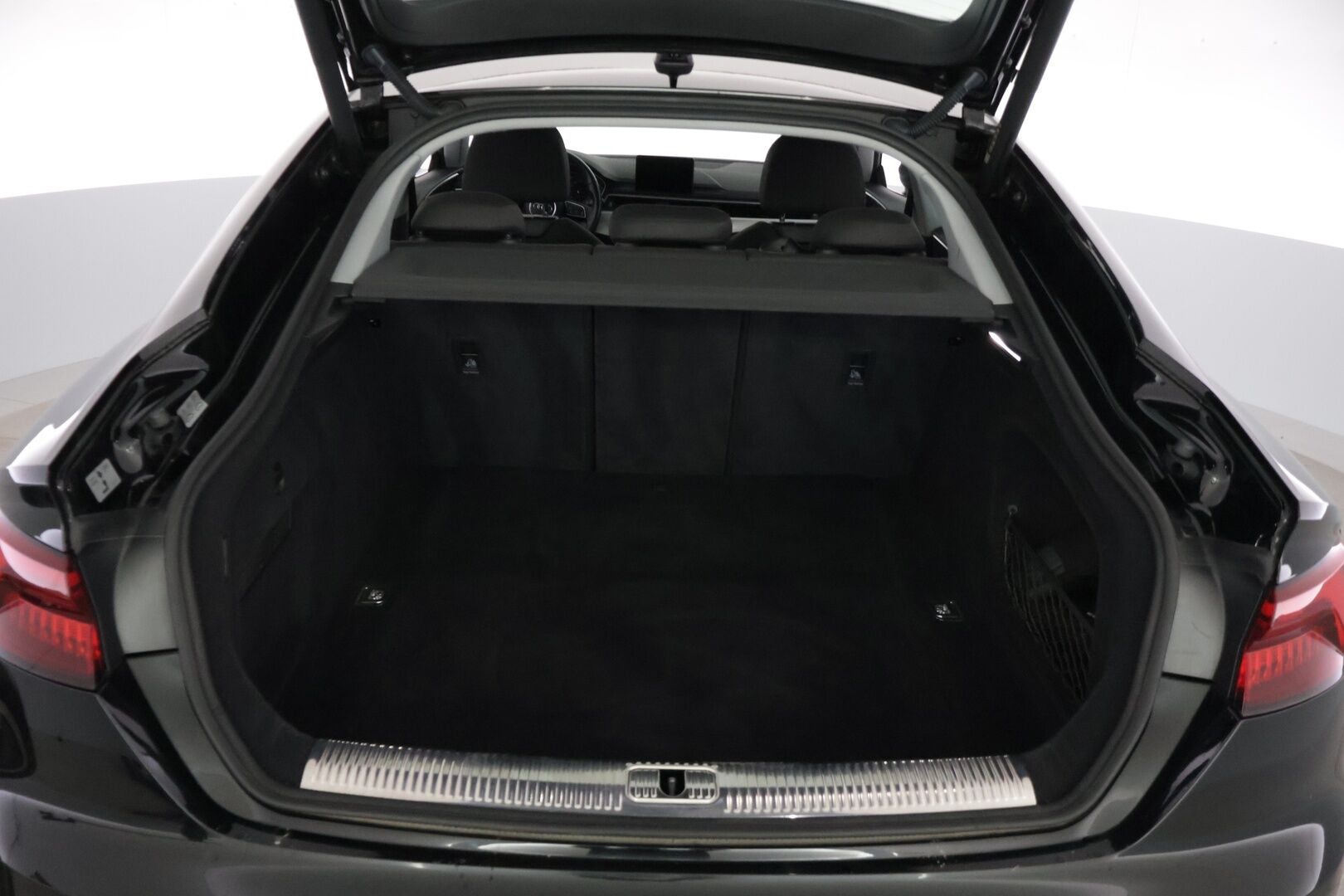 Audi A5 2019 Sportback Business 35 TFSI S-Tronic ** Juuri tehty laaja huolto! / Webasto / Koukku / Sporttipenkit / LED / Carplay ** - 2-omisteinen Suomi-auto Webastolla, Vetokoukulla ja sporttipenkeillä! Juuri kattavasti huollettu ohjelman mukaisesti!