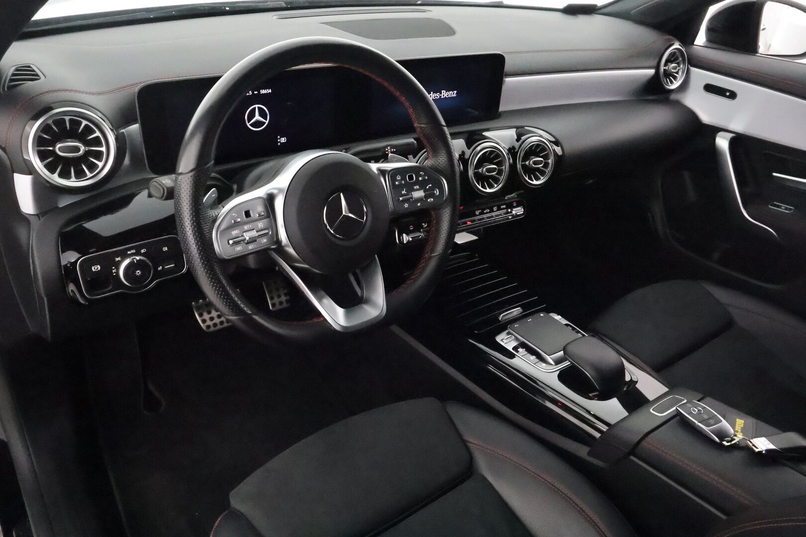 Mercedes-Benz CLA 2020 180 Shooting Brake AMG ** Widescreen / Navi / Apple&Android / Sporttipenkit / P.kamera / Sähköluukku / Vakkari / Keyless - 3,99 % KORKOTARJOUS TÄHÄN AUTOON - Nahka-alcantara sisusta / 2x renkaat / Lohkolämmitin 