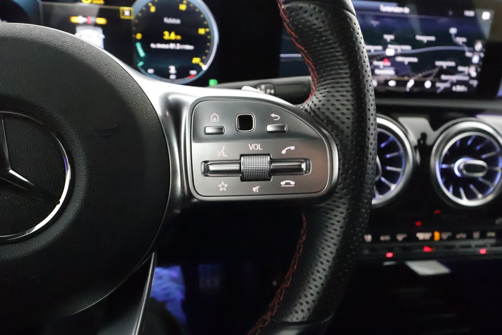 Mercedes-Benz CLA 2020 180 Shooting Brake AMG ** Widescreen / Navi / Apple&Android / Sporttipenkit / P.kamera / Sähköluukku / Vakkari / Keyless - 3,99 % KORKOTARJOUS TÄHÄN AUTOON - Nahka-alcantara sisusta / 2x renkaat / Lohkolämmitin 