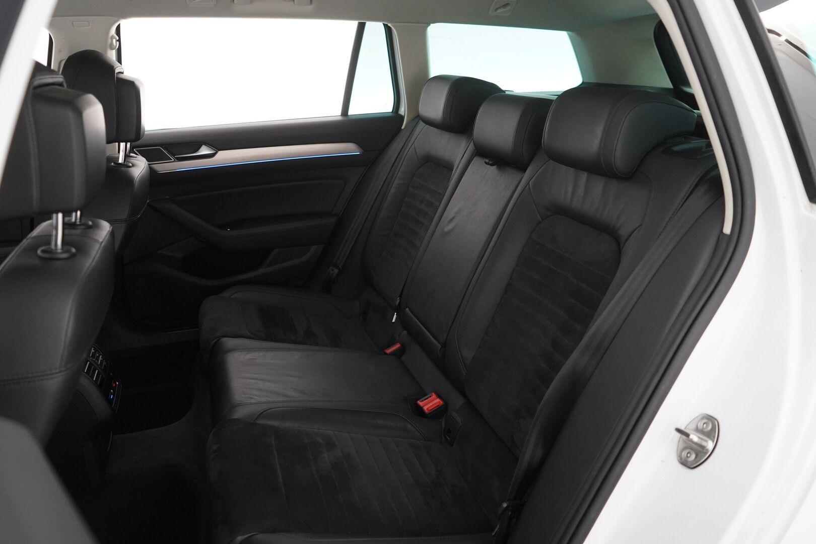 Volkswagen Passat 2018 Variant GTE Plug-In Hybrid 160 kW DSG-aut. *ACC /  P-Kamera / Nahka-Alcantara / Sähkökoukku* - KATSO KAMPANJAHINTA! / Jakohihna juuri vaihdettu / Hyvin huollettu / Kahdet renkaat alumiinivanteilla - Osta nyt, maksa vasta ensi vuonna