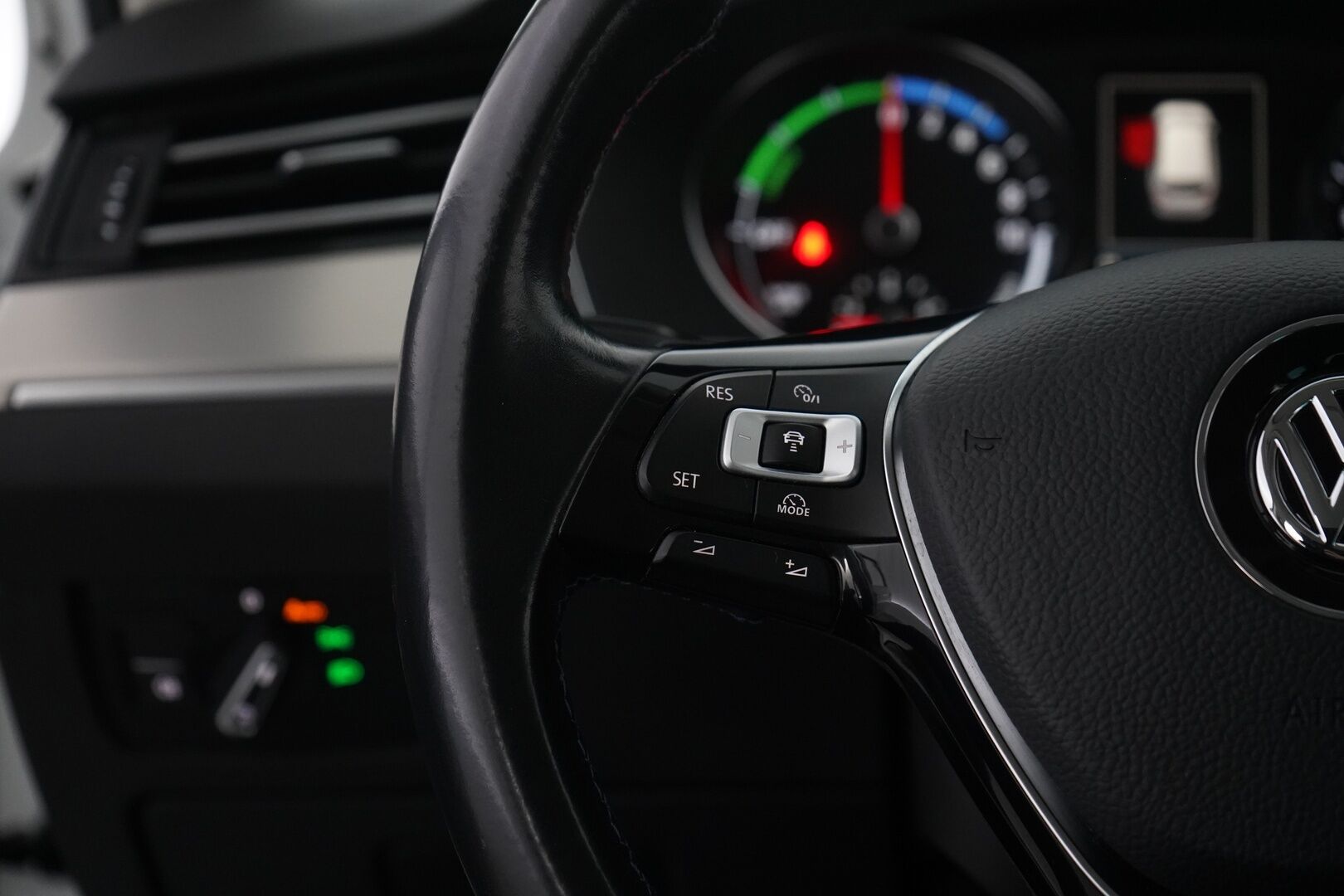 Volkswagen Passat 2018 Variant GTE Plug-In Hybrid 160 kW DSG-aut. *ACC /  P-Kamera / Nahka-Alcantara / Sähkökoukku* - KATSO KAMPANJAHINTA! / Jakohihna juuri vaihdettu / Hyvin huollettu / Kahdet renkaat alumiinivanteilla - HULLUT VÄLIPÄIVÄT KORKOTARJOUS 2,49%