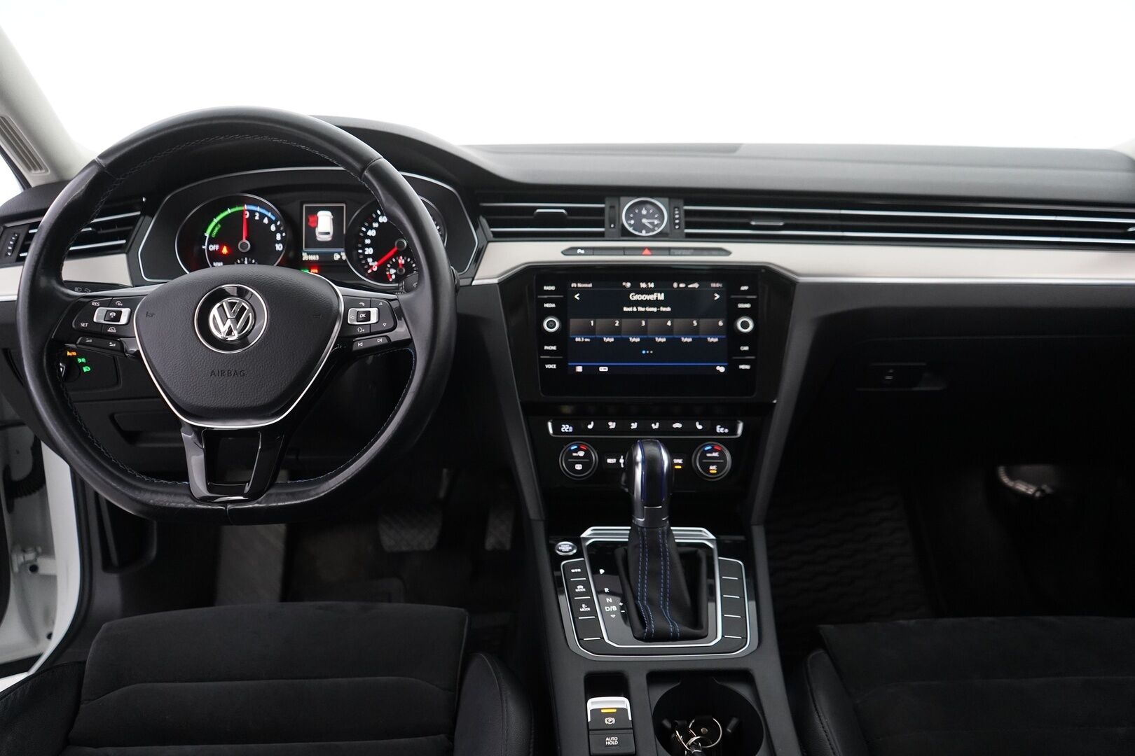 Volkswagen Passat 2018 Variant GTE Plug-In Hybrid 160 kW DSG-aut. *ACC /  P-Kamera / Nahka-Alcantara / Sähkökoukku* - KATSO KAMPANJAHINTA! / Jakohihna juuri vaihdettu / Hyvin huollettu / Kahdet renkaat alumiinivanteilla - Osta nyt, maksa vasta ensi vuonna