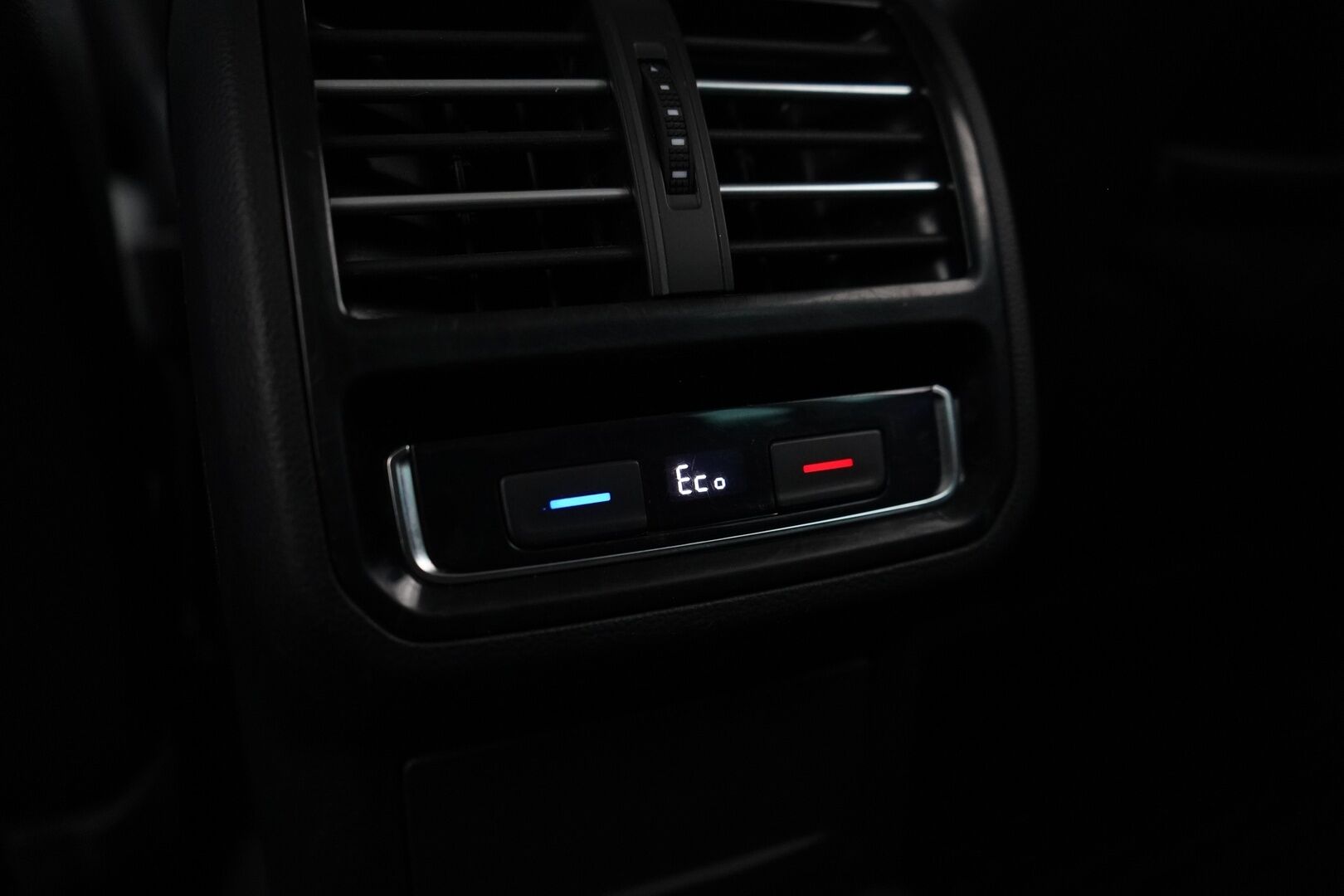 Volkswagen Passat 2018 Variant GTE Plug-In Hybrid 160 kW DSG-aut. *ACC /  P-Kamera / Nahka-Alcantara / Sähkökoukku* - KATSO KAMPANJAHINTA! / Jakohihna juuri vaihdettu / Hyvin huollettu / Kahdet renkaat alumiinivanteilla - Osta nyt, maksa vasta ensi vuonna