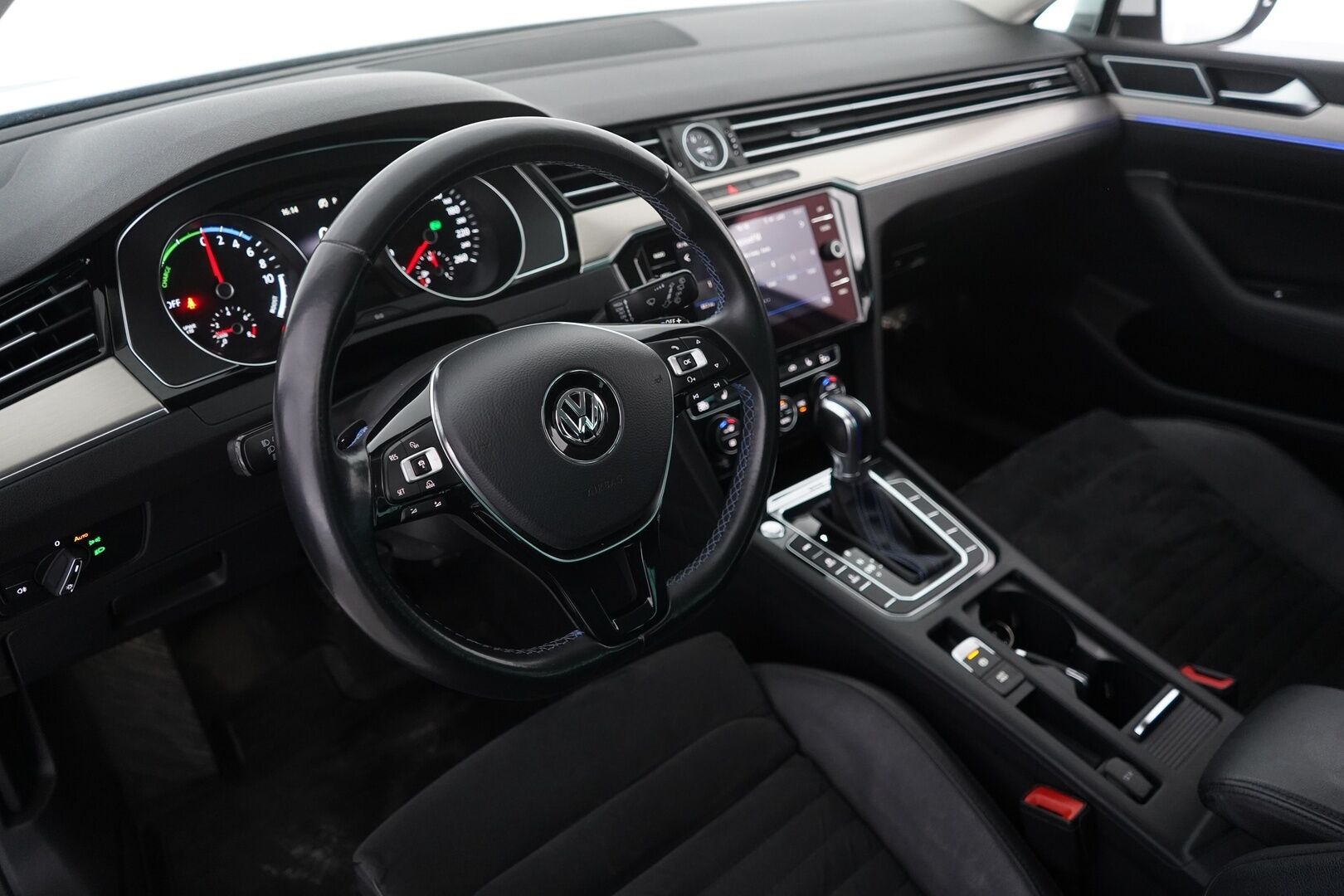 Volkswagen Passat 2018 Variant GTE Plug-In Hybrid 160 kW DSG-aut. *ACC /  P-Kamera / Nahka-Alcantara / Sähkökoukku* - KATSO KAMPANJAHINTA! / Jakohihna juuri vaihdettu / Hyvin huollettu / Kahdet renkaat alumiinivanteilla - Osta nyt, maksa vasta ensi vuonna