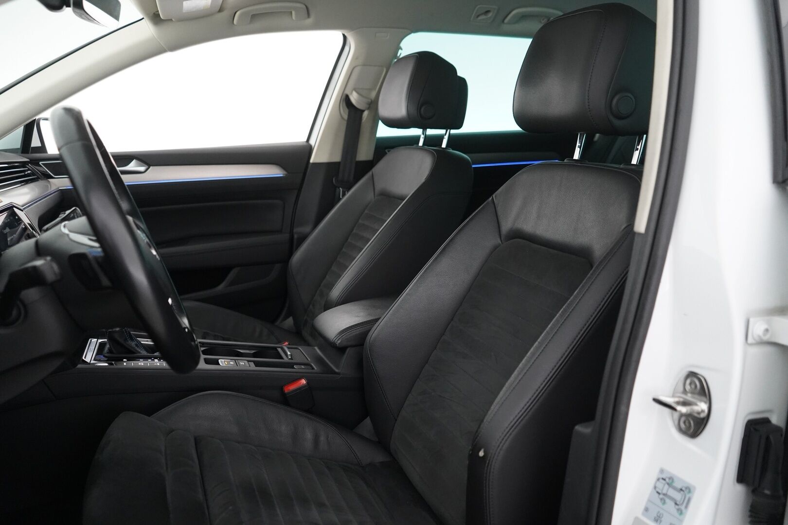 Volkswagen Passat 2018 Variant GTE Plug-In Hybrid 160 kW DSG-aut. *ACC /  P-Kamera / Nahka-Alcantara / Sähkökoukku* - KATSO KAMPANJAHINTA! / Jakohihna juuri vaihdettu / Hyvin huollettu / Kahdet renkaat alumiinivanteilla - Osta nyt, maksa vasta ensi vuonna