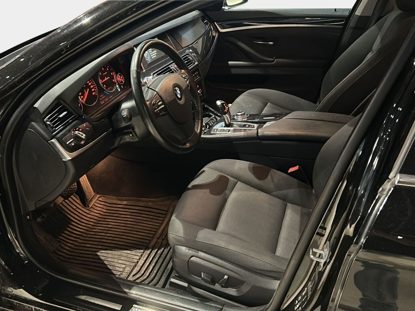 BMW 520 2016 F11 Touring 520d A xDrive Business / Webasto / Koukku / Sähköluukku / Osasähköpenkit / Vakkari / Tutkat - 2x Hyvät renkaat / Kattavasti huollettu / Juuri tullut Tampereelle!