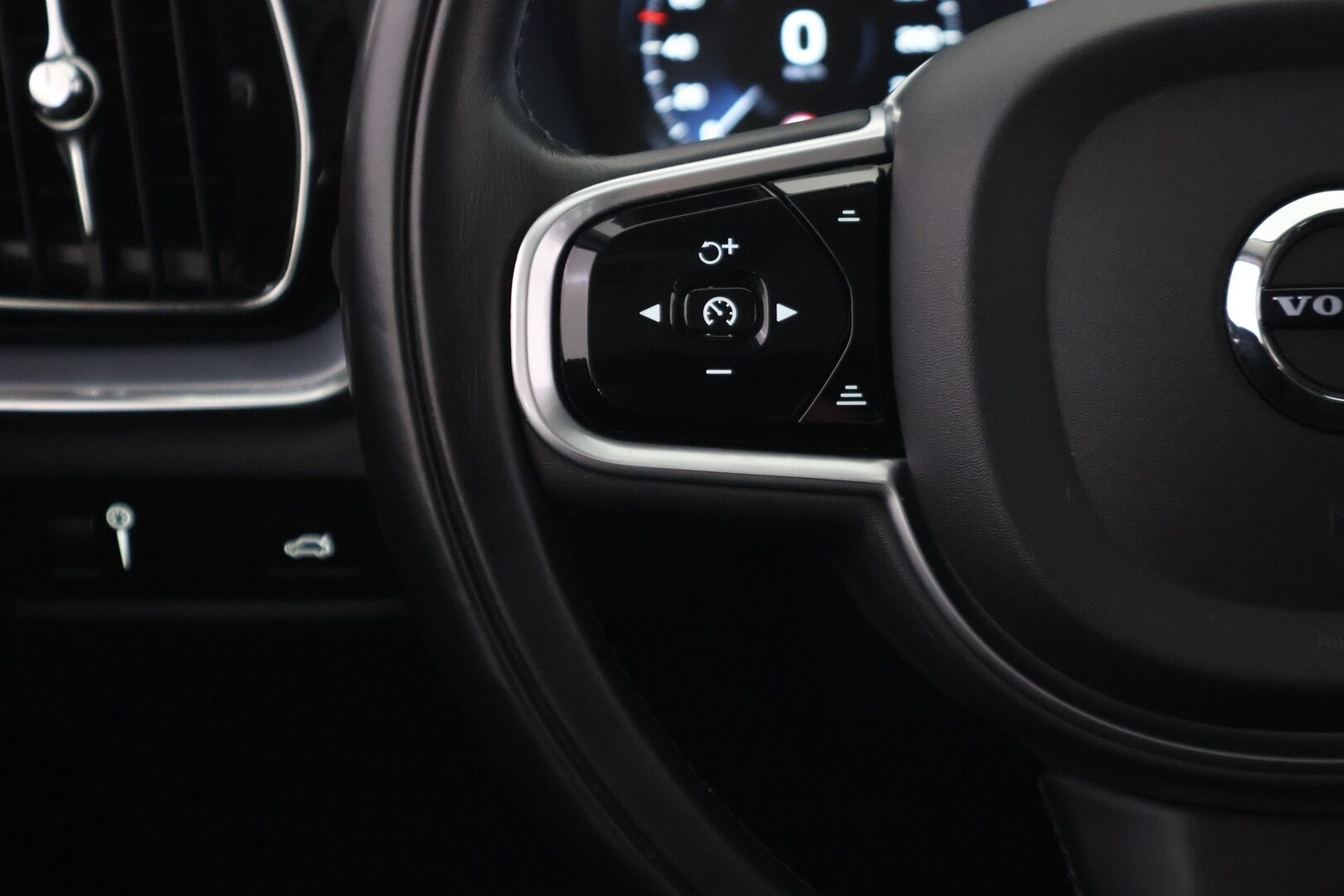 Volvo V60 2019 D3 Momentum Aut. - *Webasto | ACC | Pilot assist | Peruutuskamera | VOC | Navigointi | Led-ajovalot | 2x Renkaat & Vanteet | Merkkihuoltohistoria | Vähän ajettu*