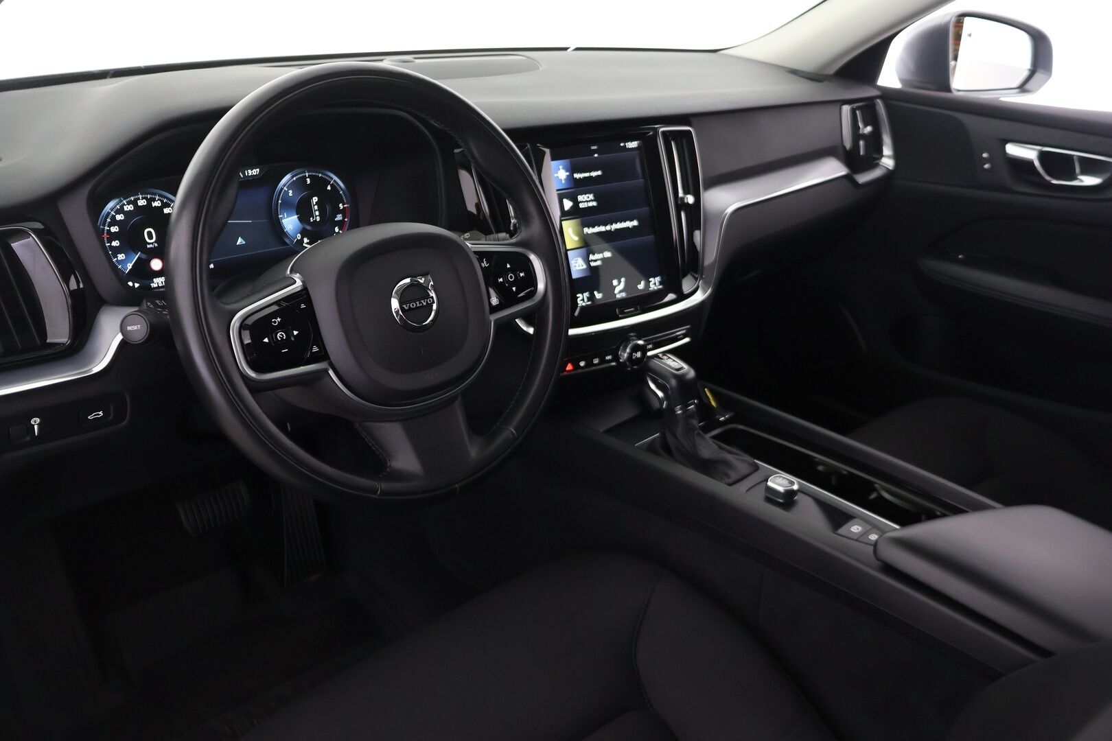 Volvo V60 2019 D3 Momentum Aut. - *Webasto | ACC | Pilot assist | Peruutuskamera | VOC | Navigointi | Led-ajovalot | 2x Renkaat & Vanteet | Merkkihuoltohistoria | Vähän ajettu*